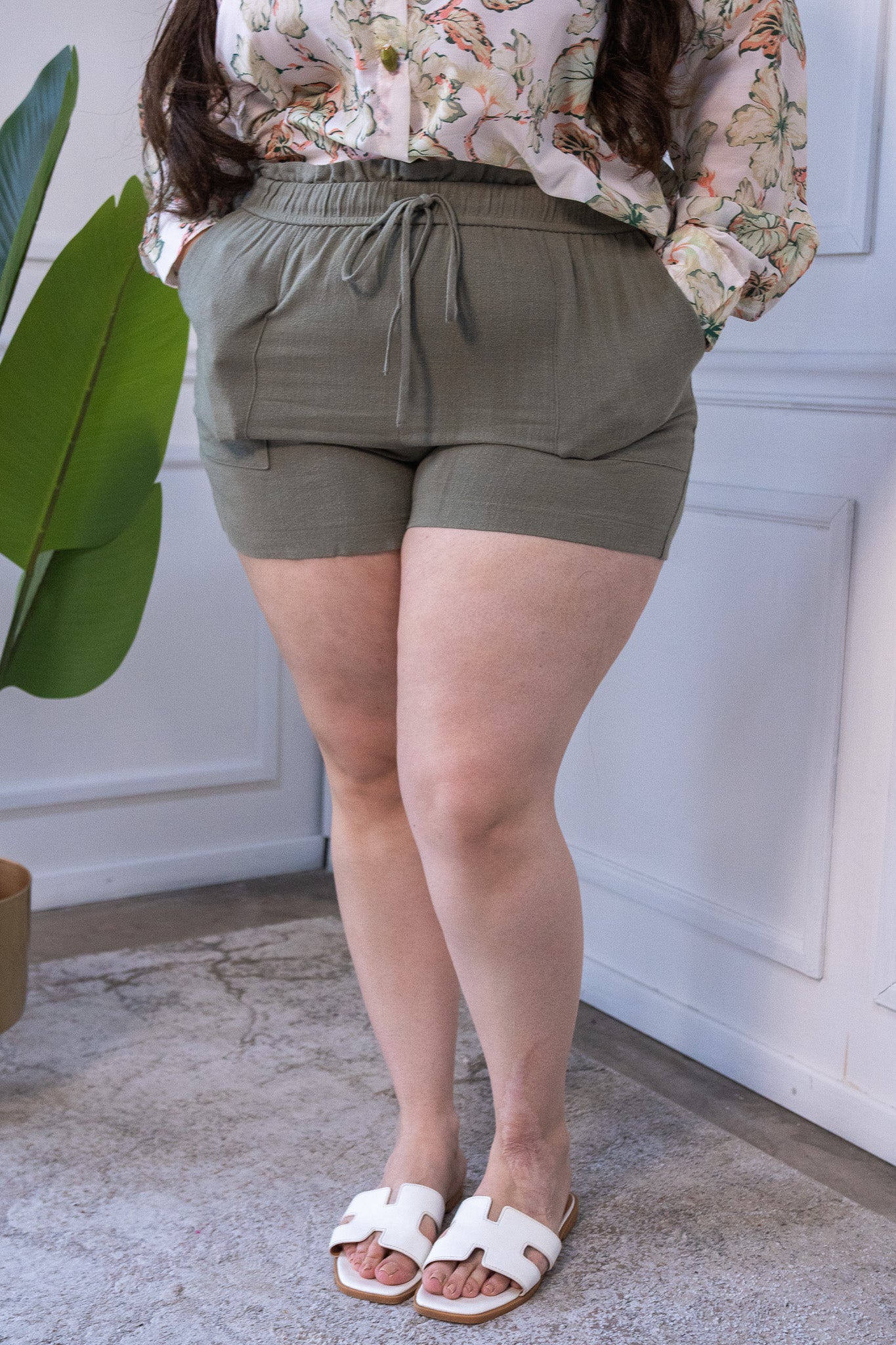 Short corto de lino con cintura elástica. Uso diario y looks casuales.