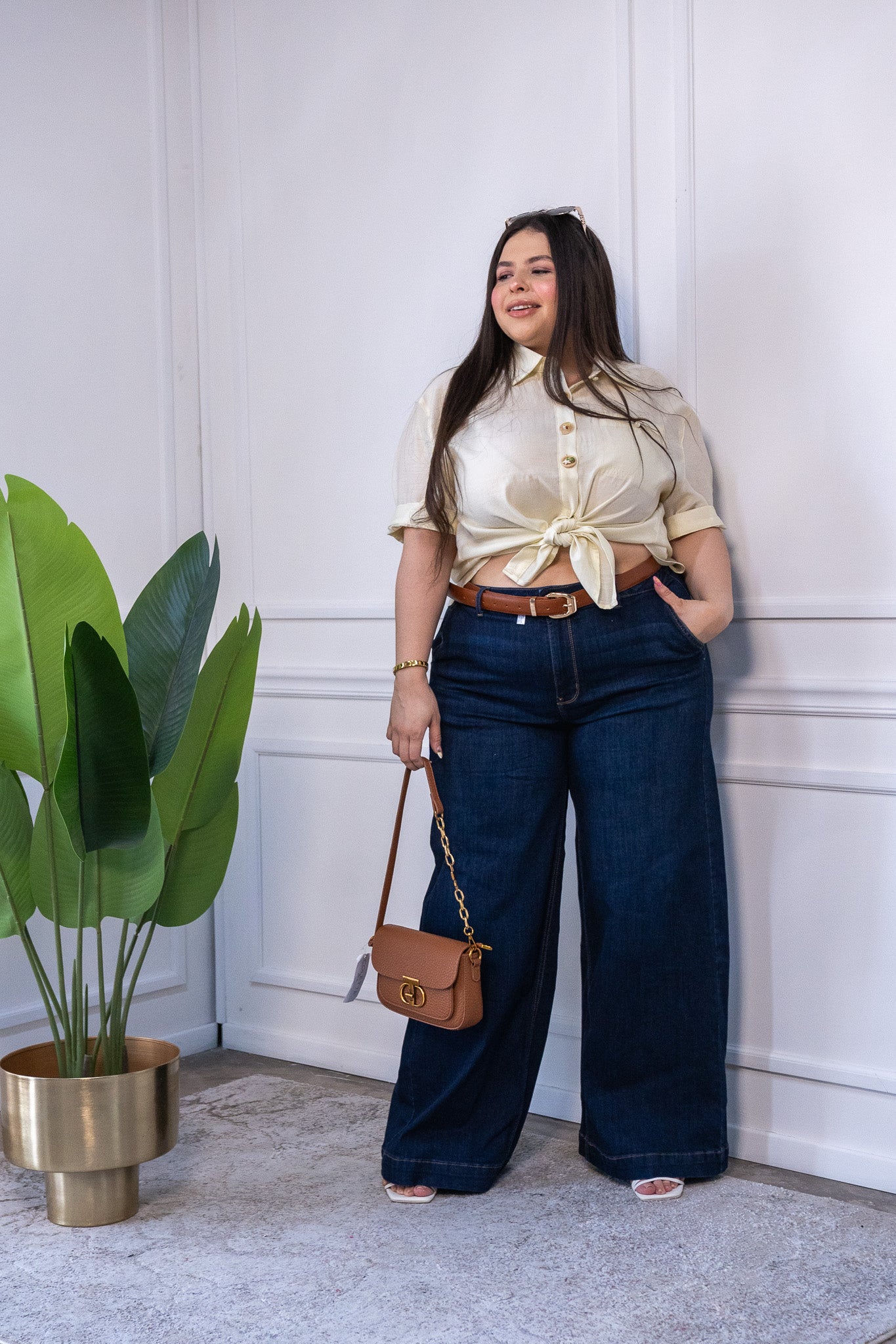 Jeans anchos de pierna ancha stretch y cintura alta para uso diario. Oficina y comidas elegantes.