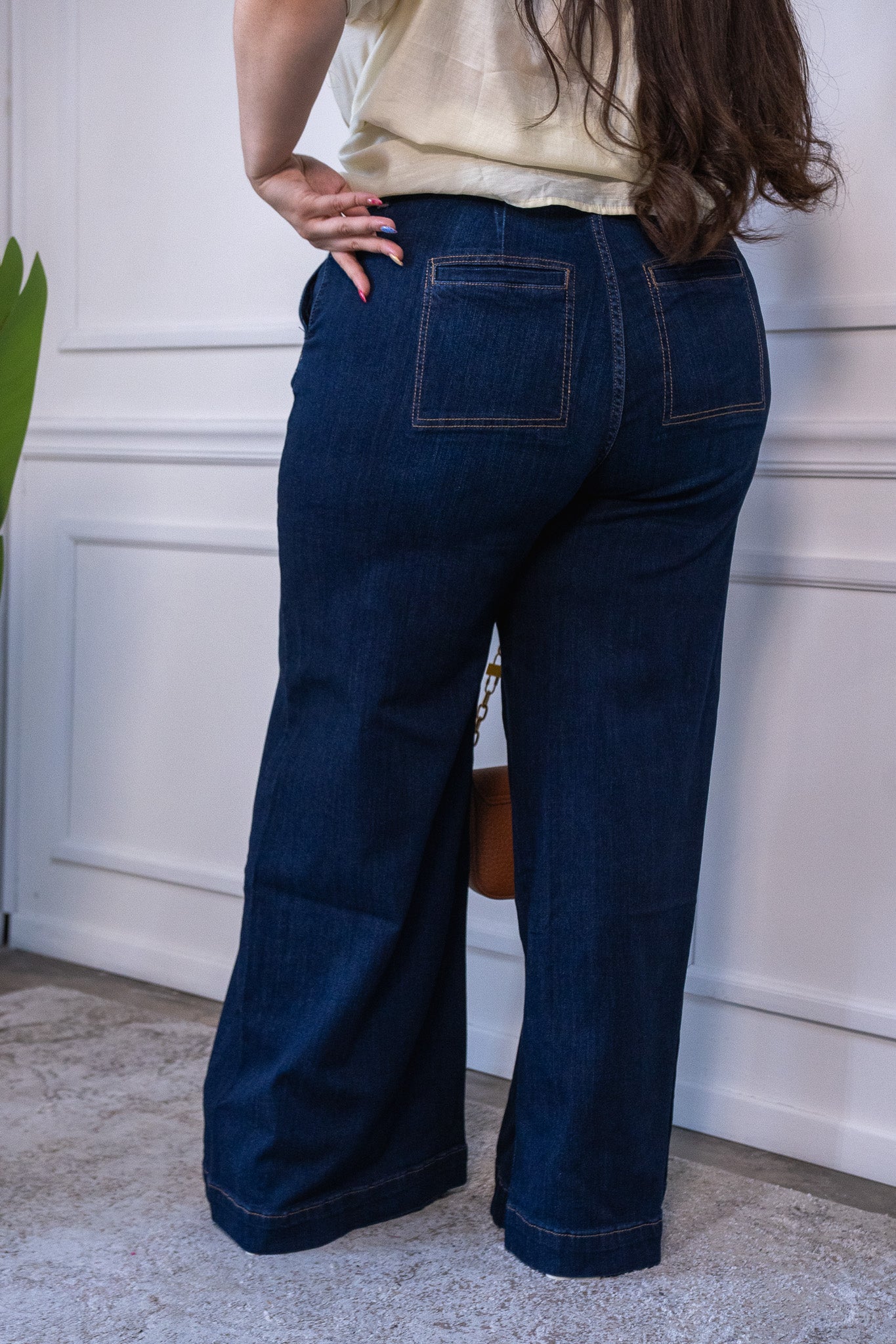 Jeans anchos de pierna ancha stretch y cintura alta para uso diario. Oficina y comidas elegantes.