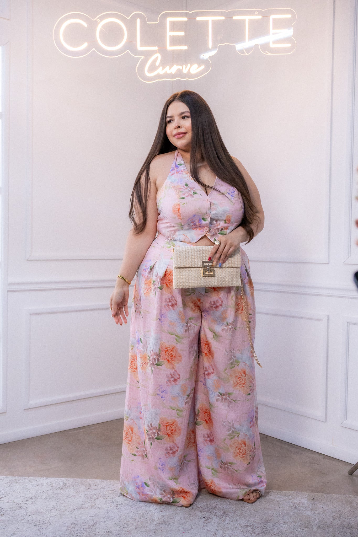 Modelo curvy usando conjunto de pantalón y blusa halter de lino con estampado floral, talla extra plus size