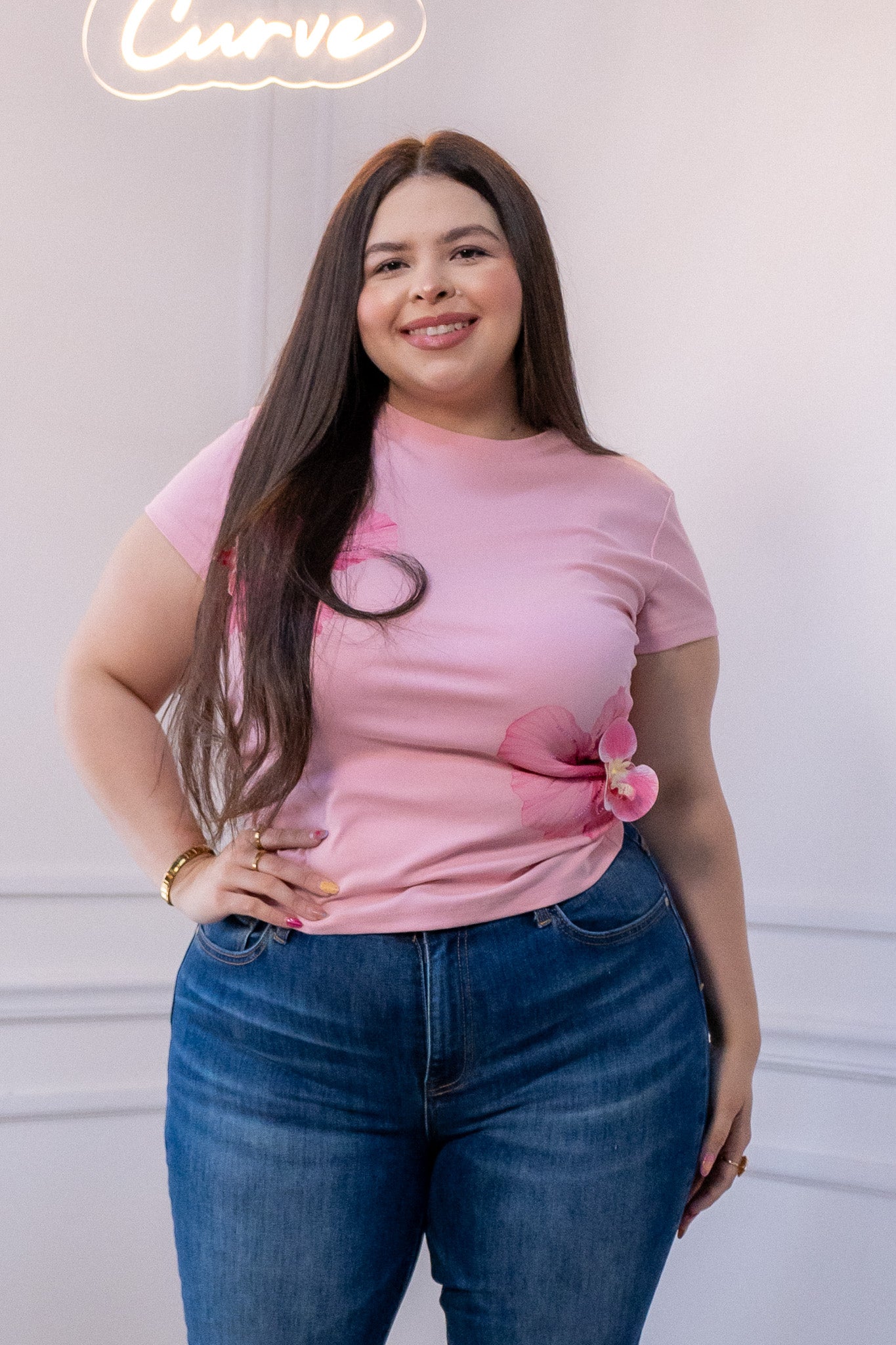Modelo curvy usando blusa surcida rosa tipo orquídea con ajuste favorecedor en la cintura, talla extra plus size
