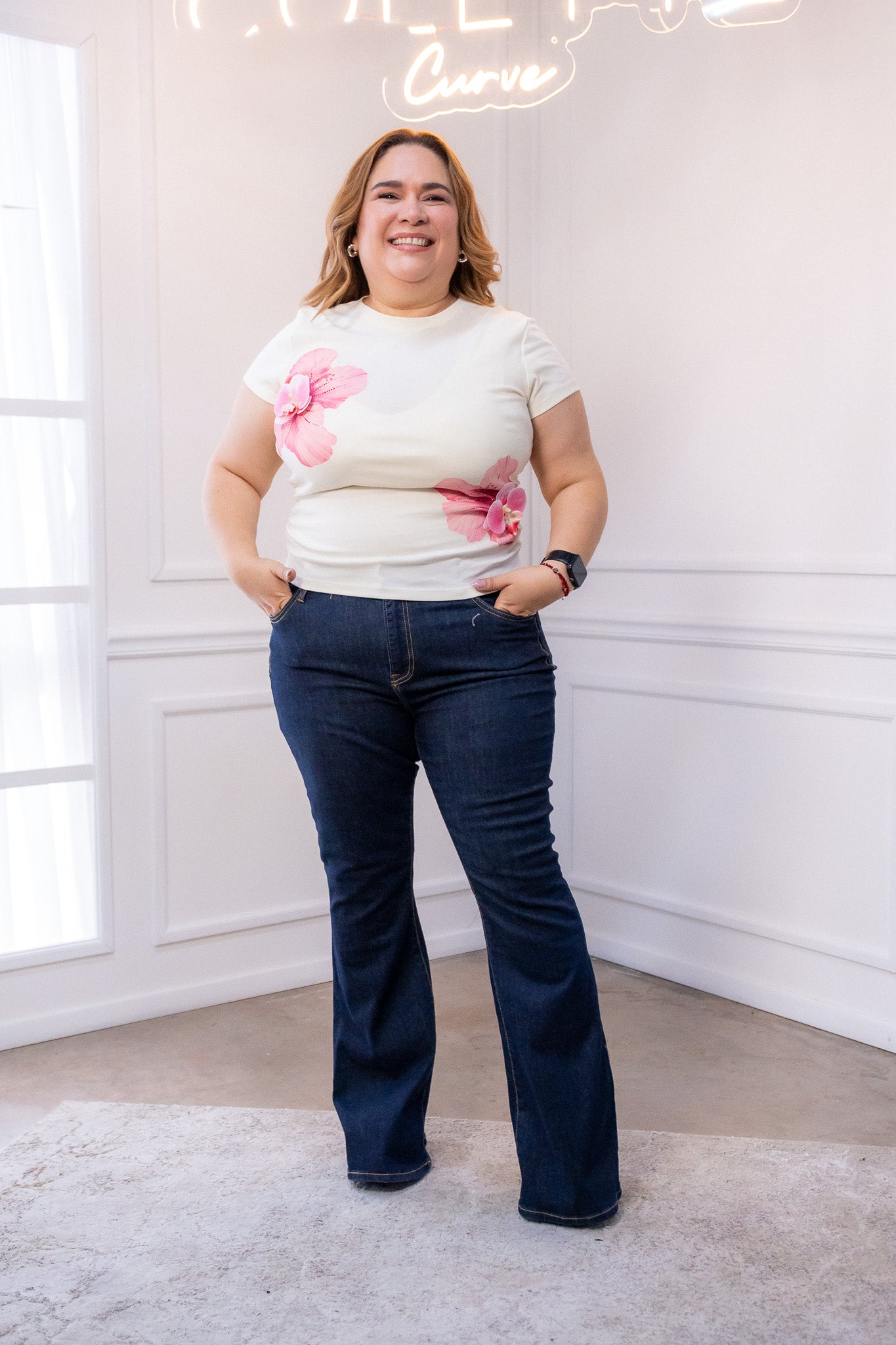 Blusa Curvy Surcida Beige Orquídeas con Ajuste Favorecedor