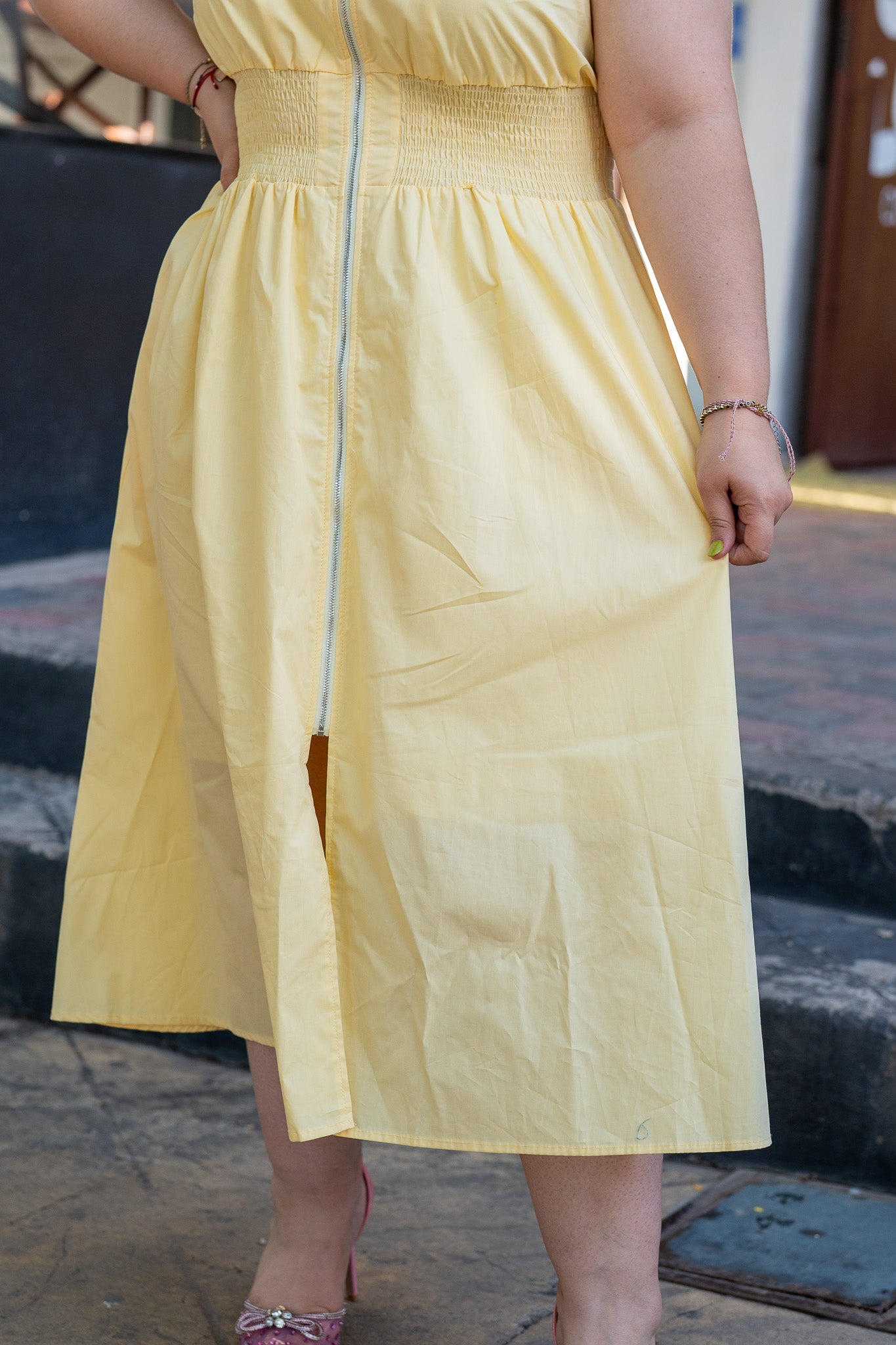 Vestido Curvy Midi Amarillo Cierre Frontal Ajuste en Cintura