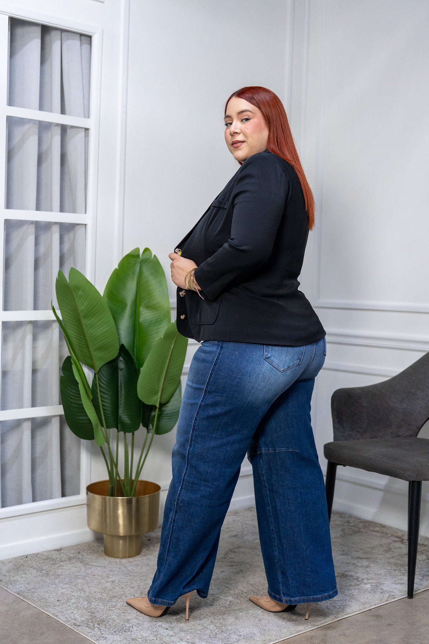 Blazer Curvy Negro Elegante con Botones Dorados Estilo Tailored