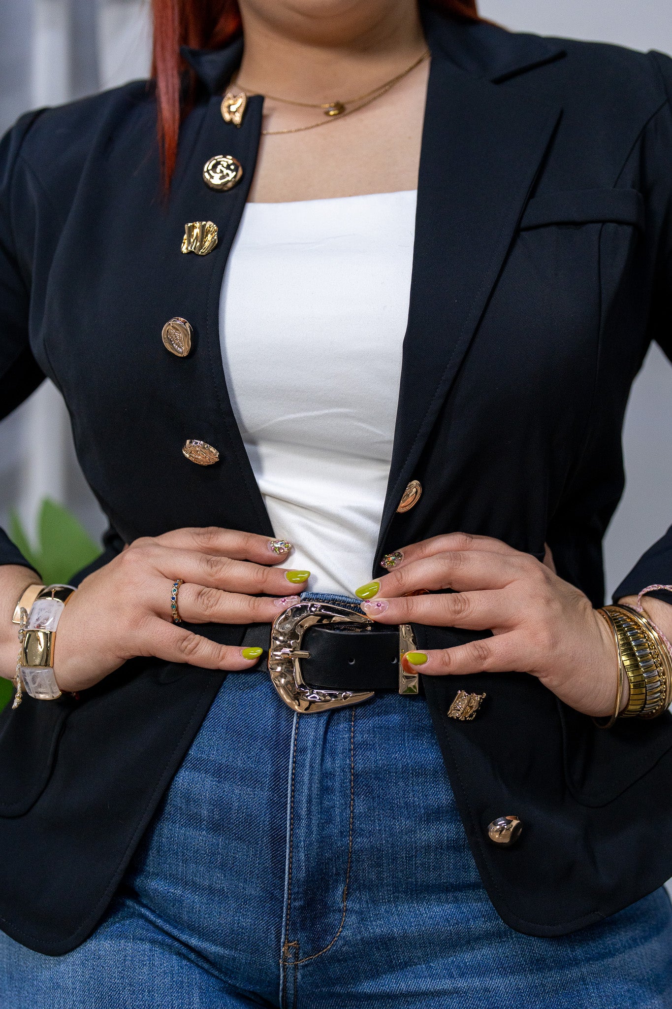 Blazer Curvy Negro Elegante con Botones Dorados Estilo Tailored
