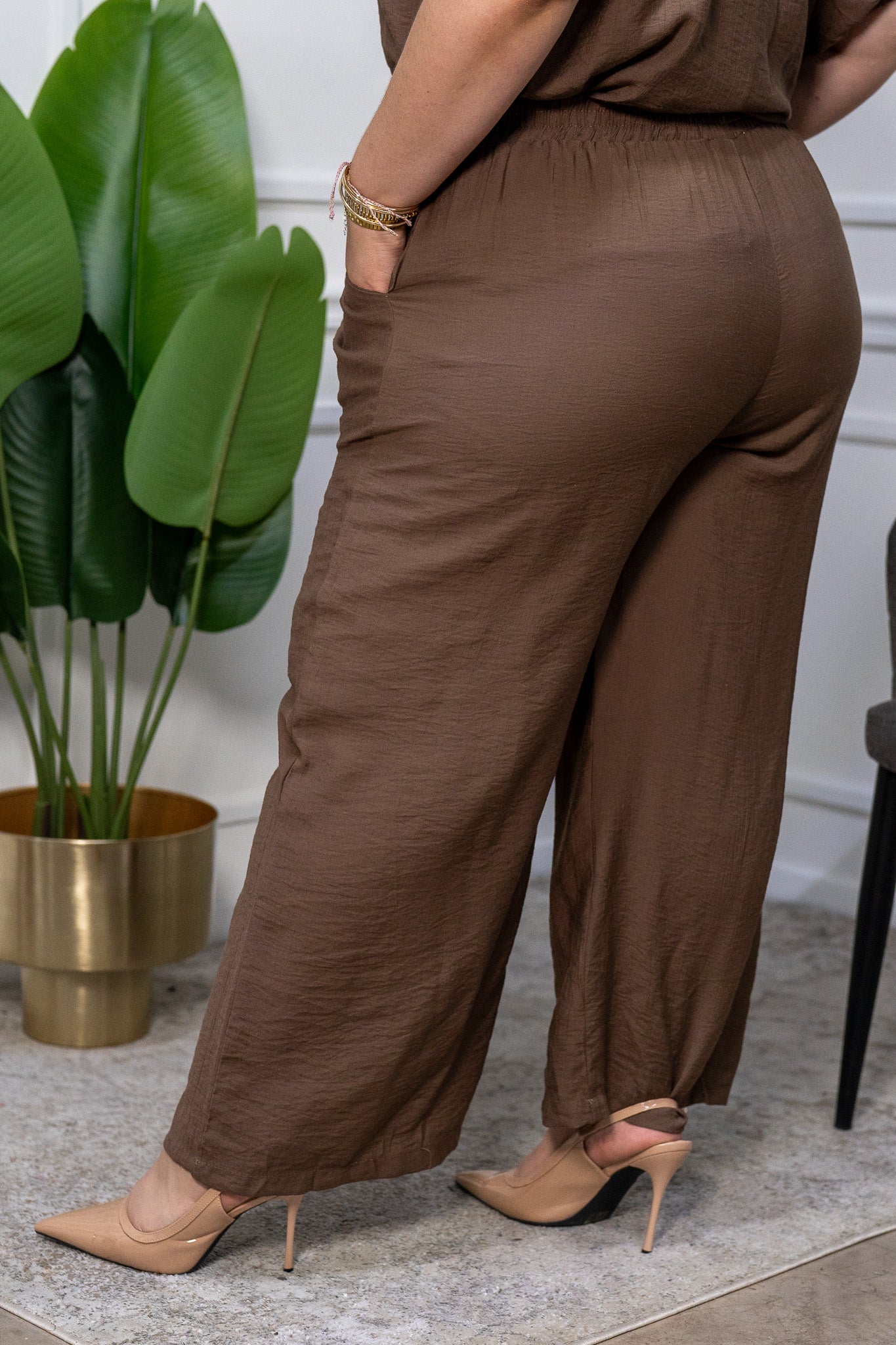 Conjunto Curvy Café Pantalón Fluido Blusa Hebilla Dorada
