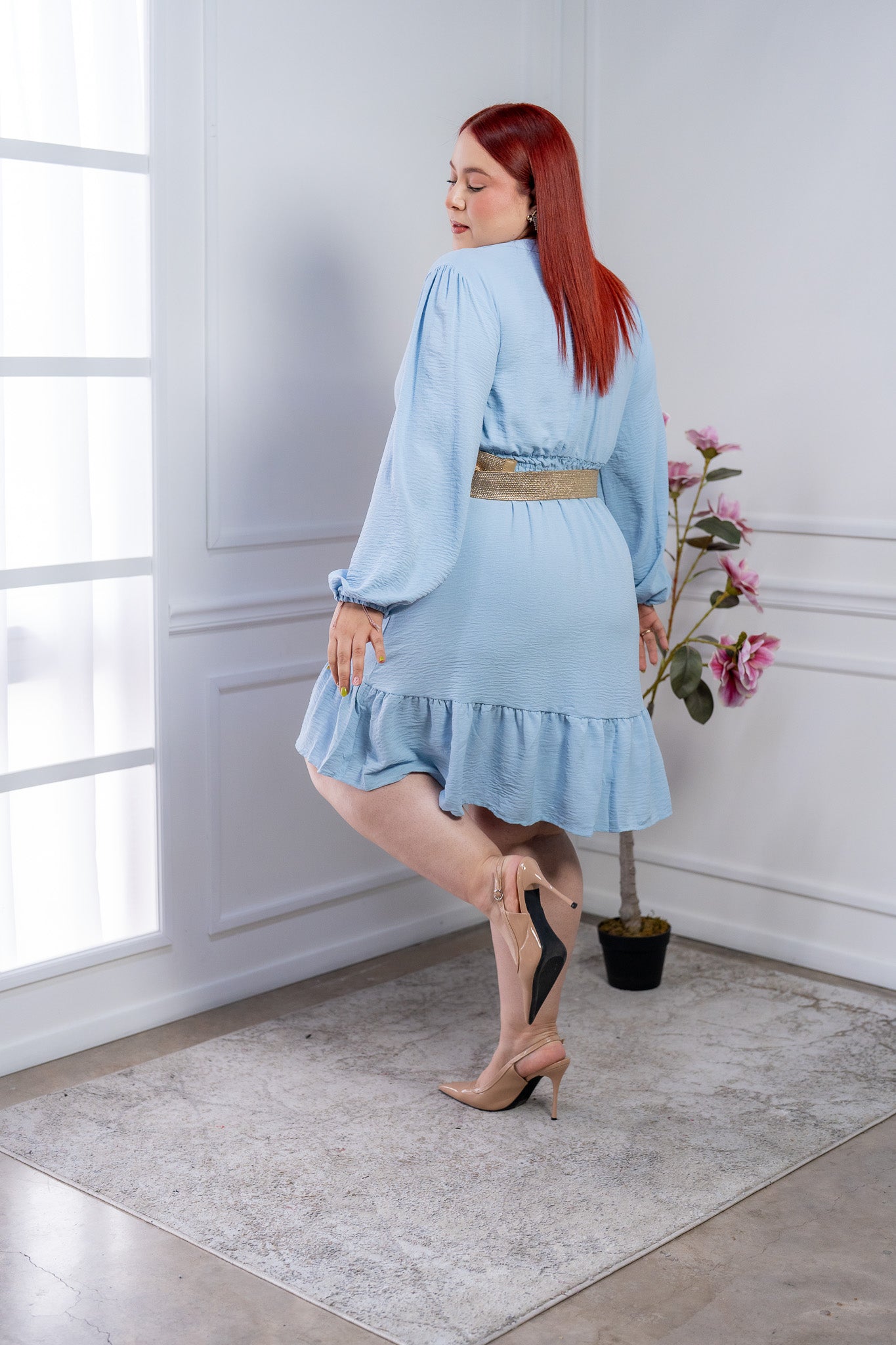 Vestido Corto Curvy Azul Cielo con Elástico en Cintura y Mangas Poet