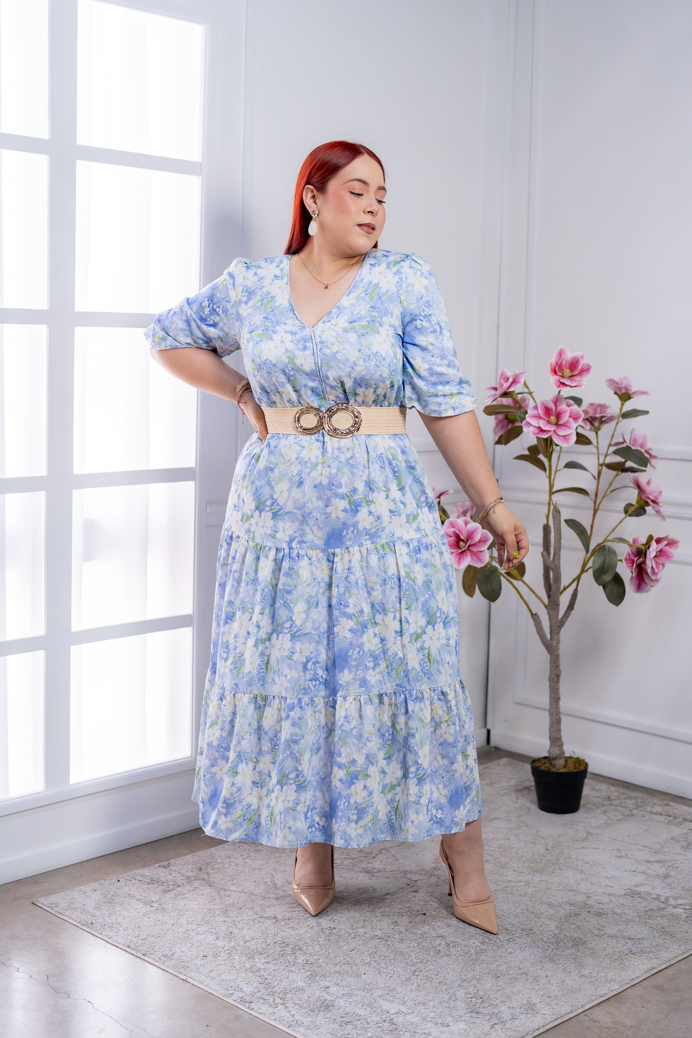 Vestido Maxi Curvy Floral Azul con Escote en V y Falda Escalonada