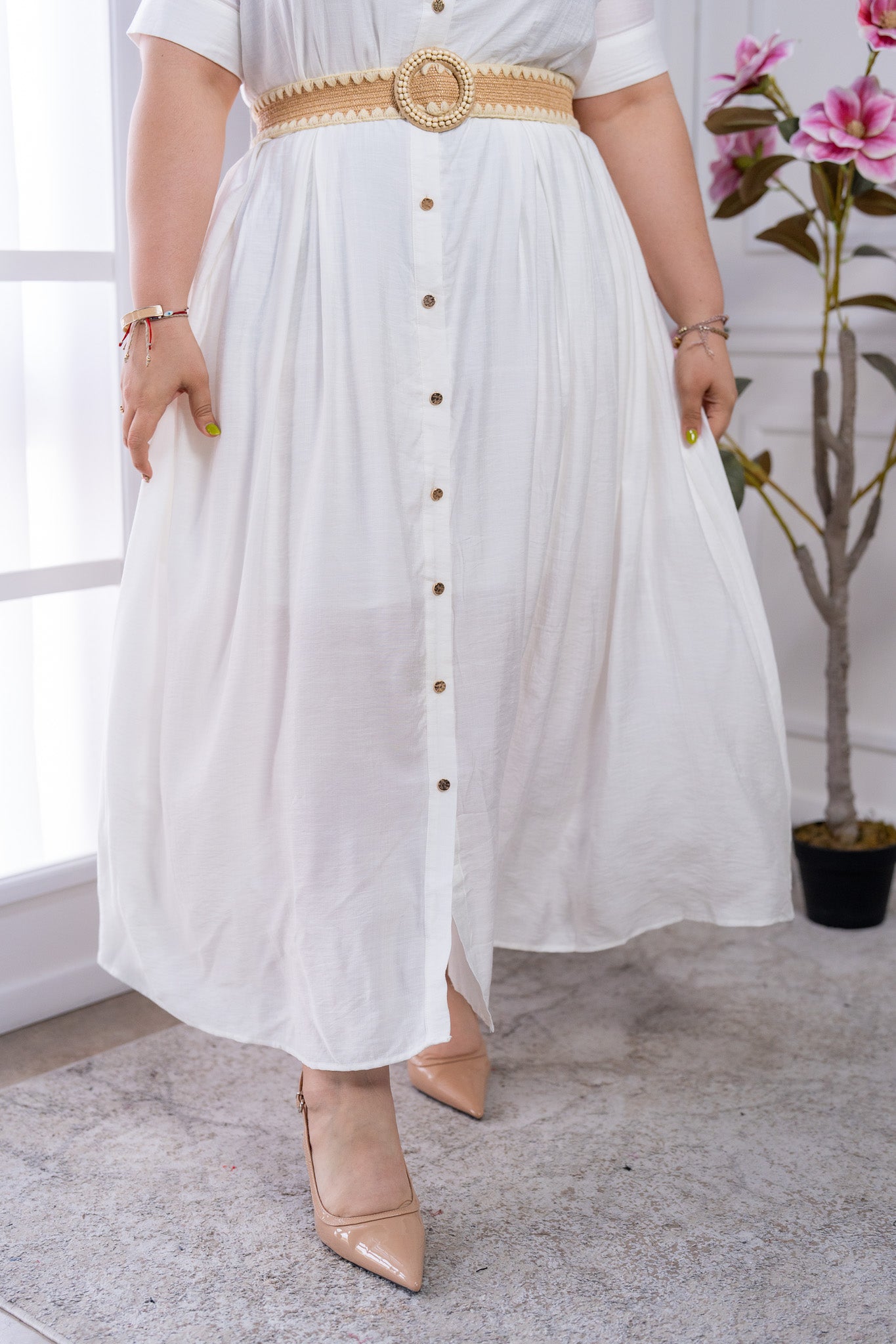 Vestido Maxi Camisero Curvy Blanco con Botones y Cinturón de Paja
