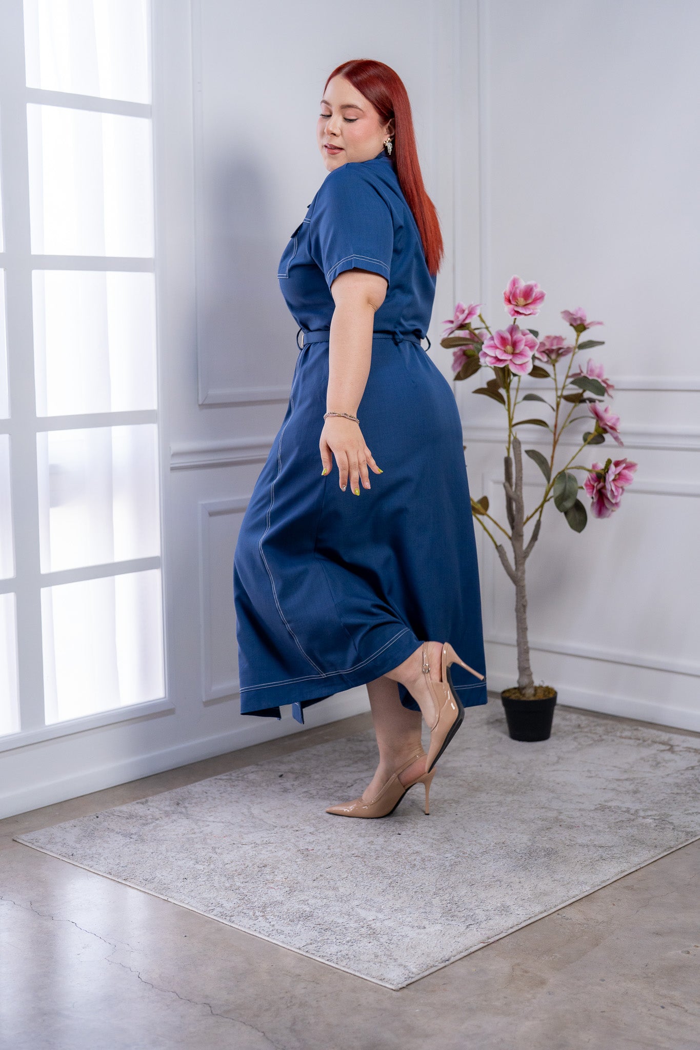 Vestido Midi Curvy Azul Tipo Denim con Pespuntes Blancos y Cinturón