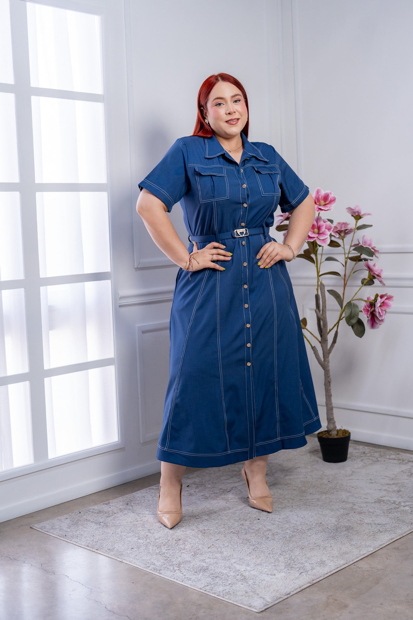 Vestido Midi Curvy Azul Tipo Denim con Pespuntes Blancos y Cinturón