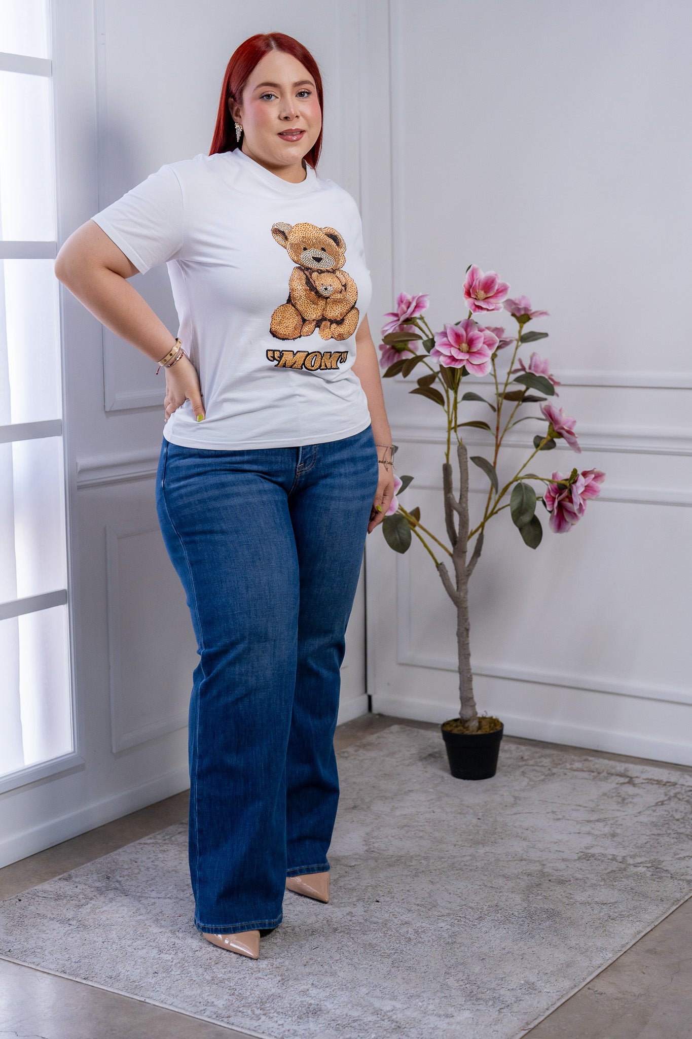 Playera Curvy Blanca MOM con Osito de Pedrería y Aplicaciones