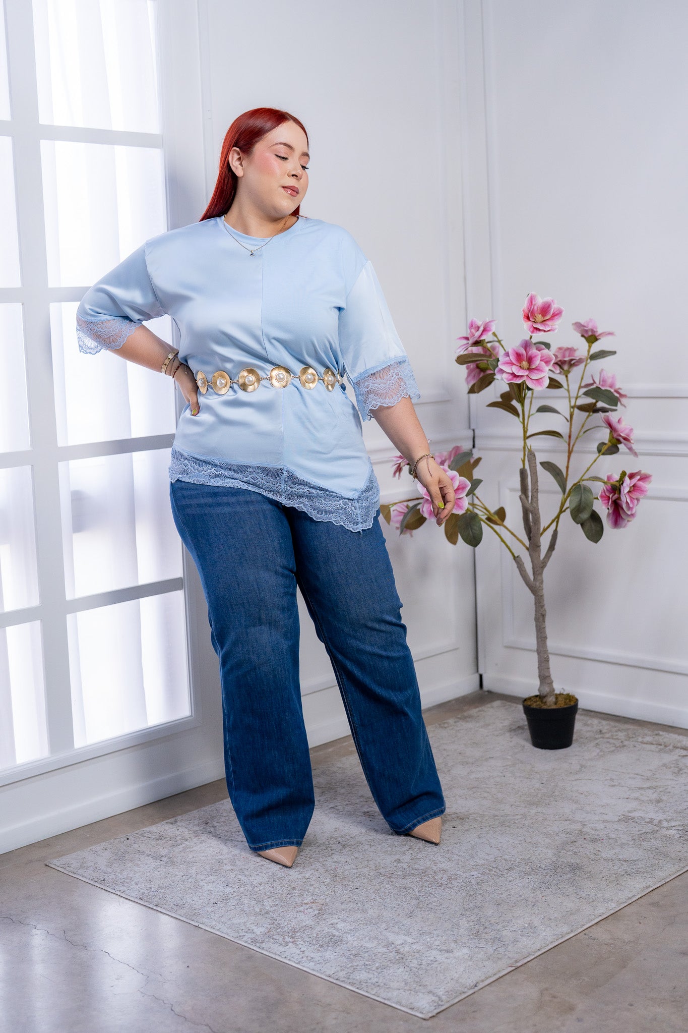 Blusa Curvy de Satín Azul Cielo con Encaje en Mangas y Ruedo