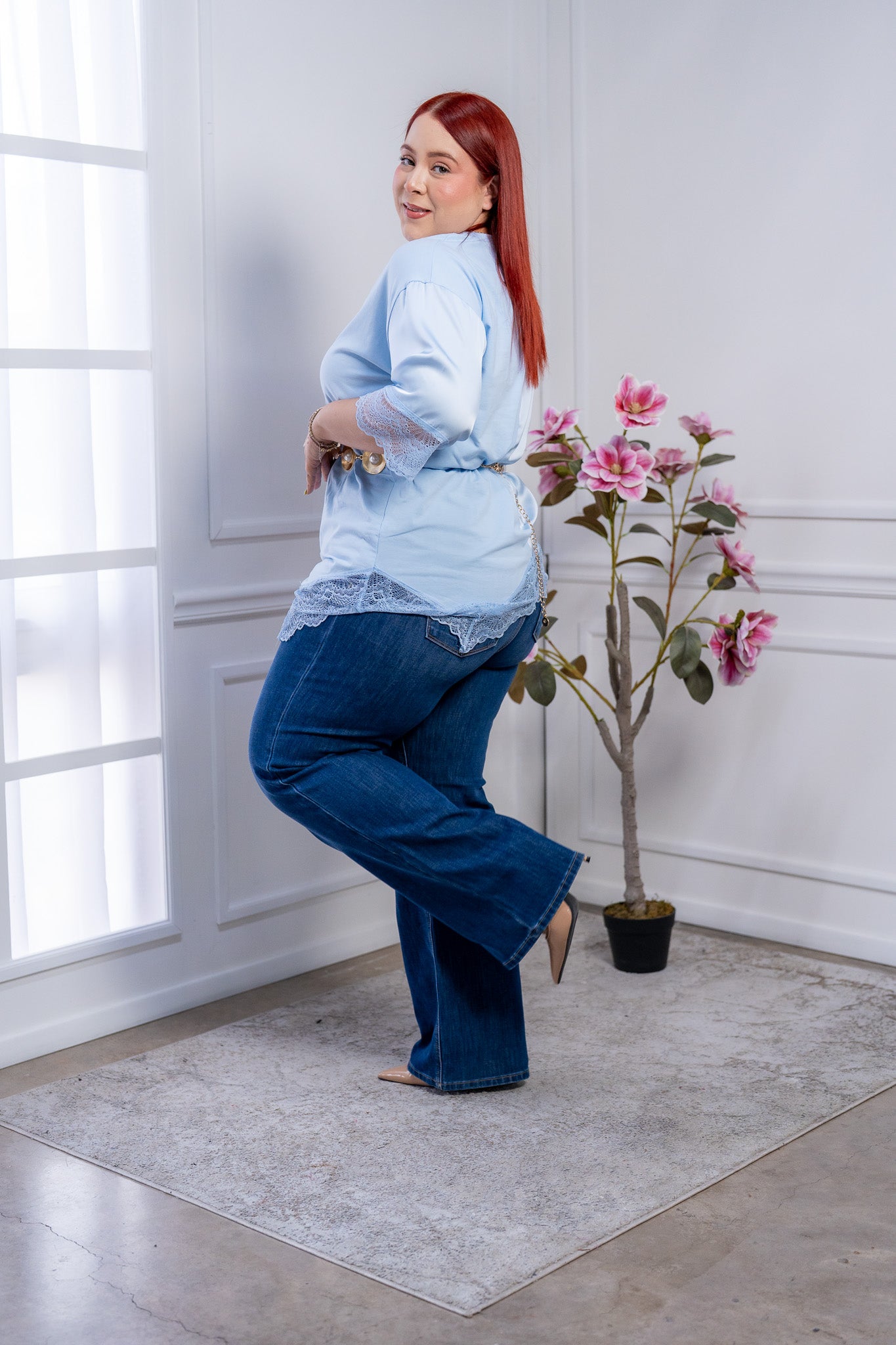 Blusa Curvy de Satín Azul Cielo con Encaje en Mangas y Ruedo