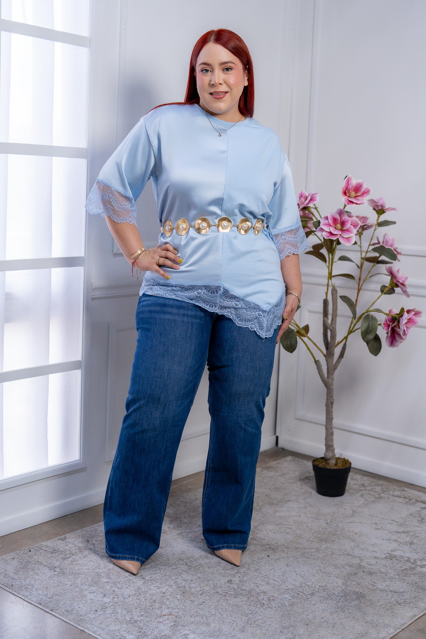 Blusa Curvy de Satín Azul Cielo con Encaje en Mangas y Ruedo