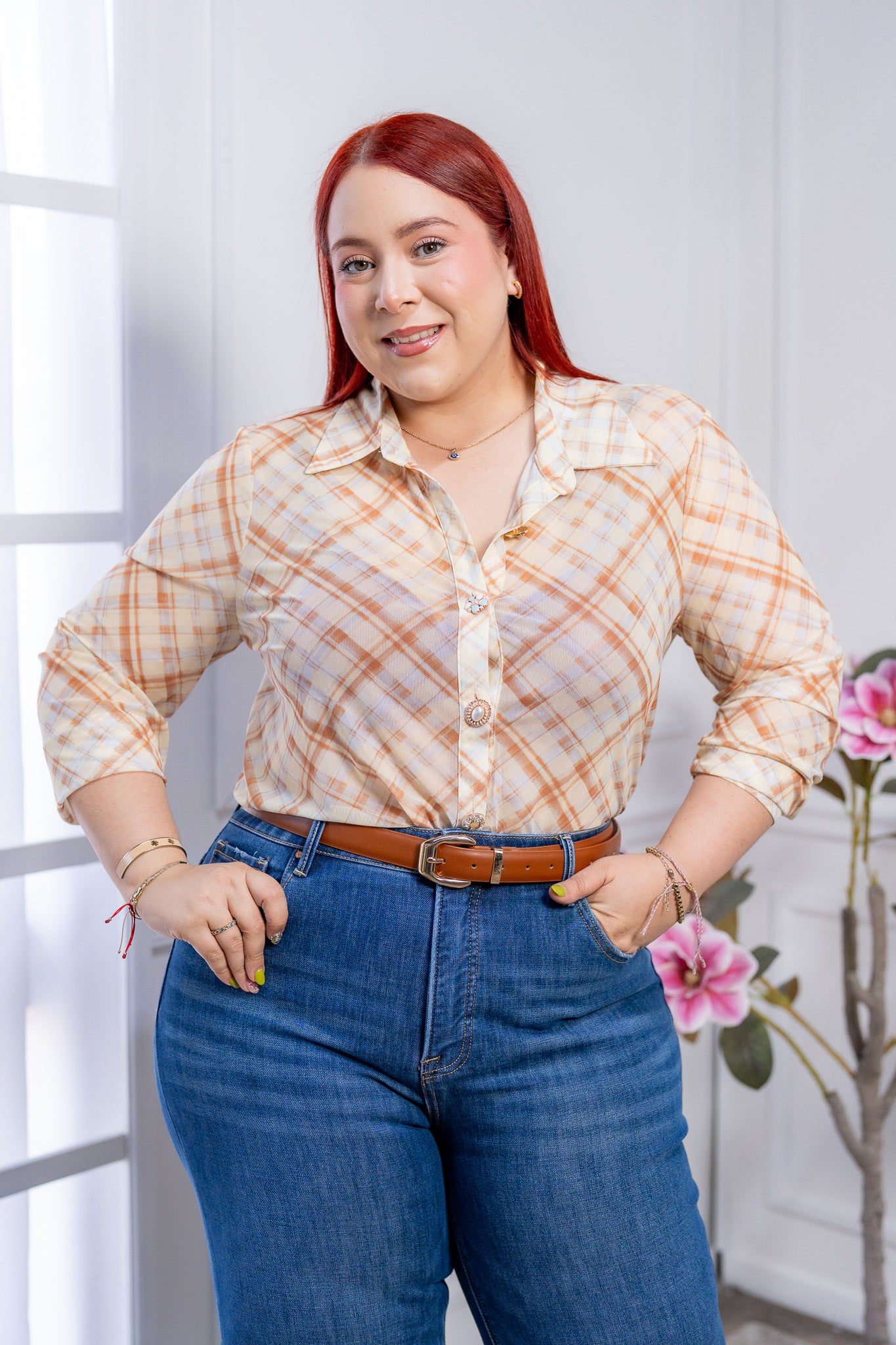 Blusa Curvy de Mesh con Estampado de Cuadros en Tonos Tierra