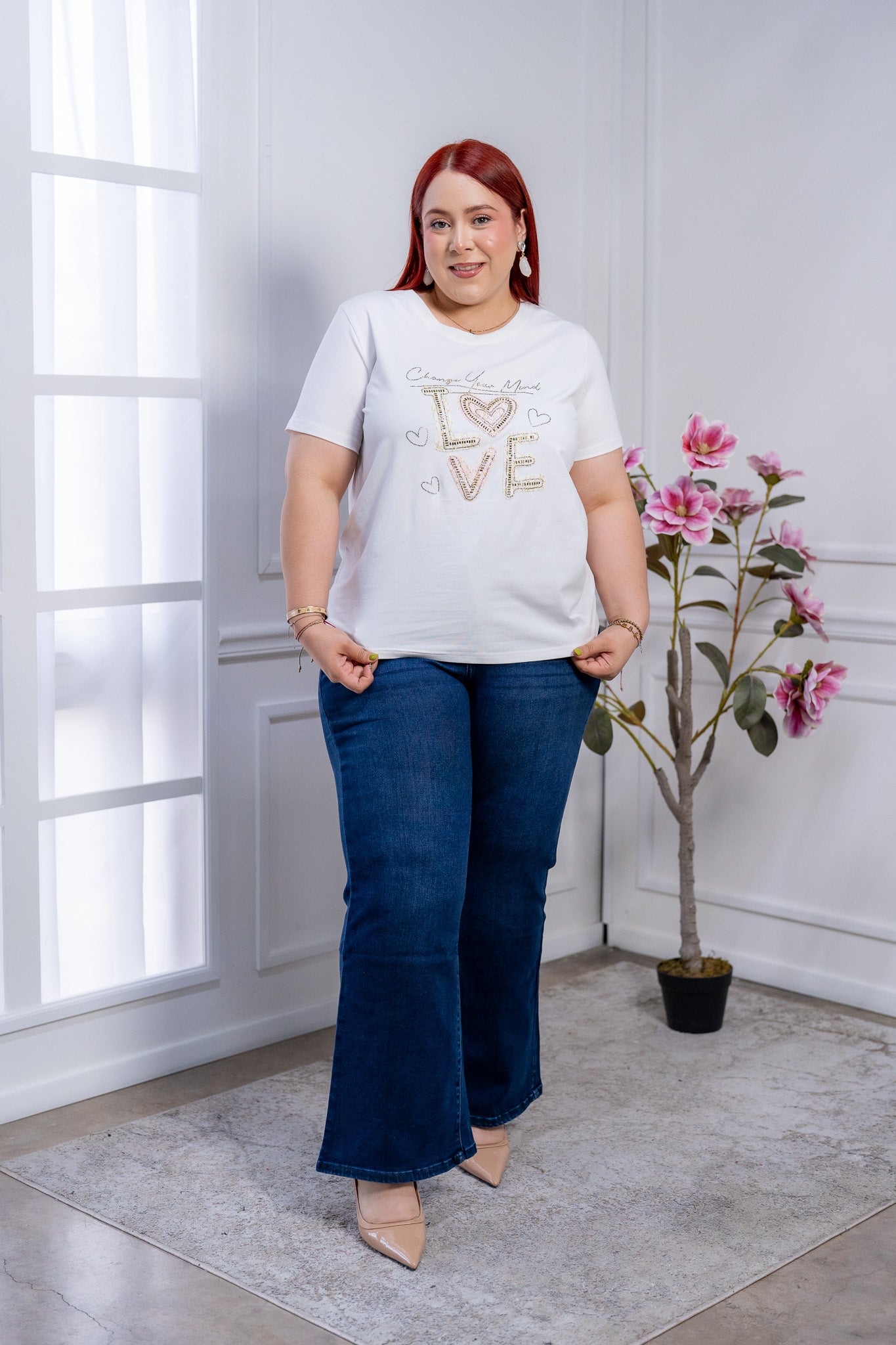 Playera Curvy Blanca LOVE con Pedrería y Bordado Statement