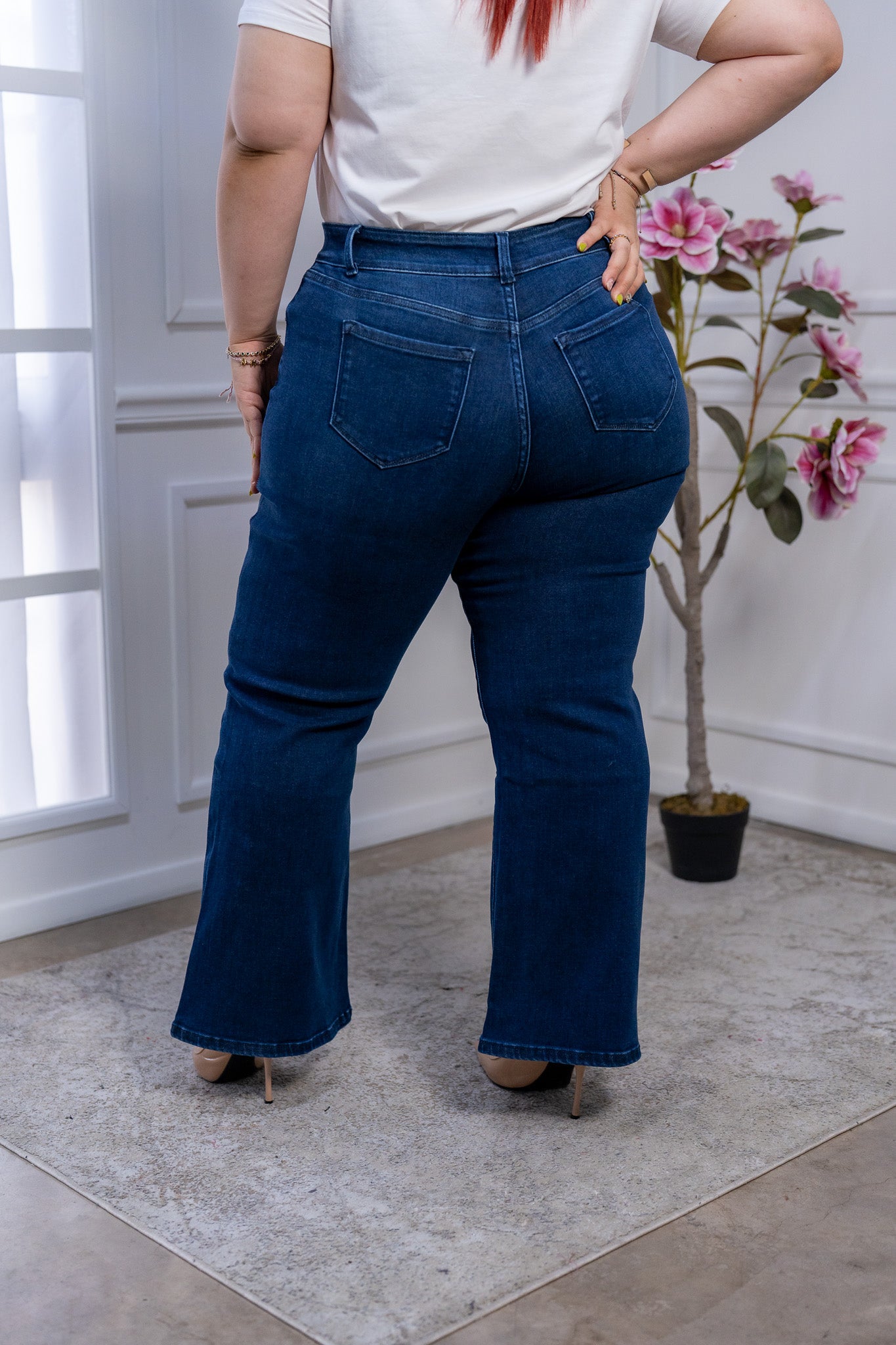 Jeans campana Curvy Azul Oscuro con Tiro Alto y Doble Botón