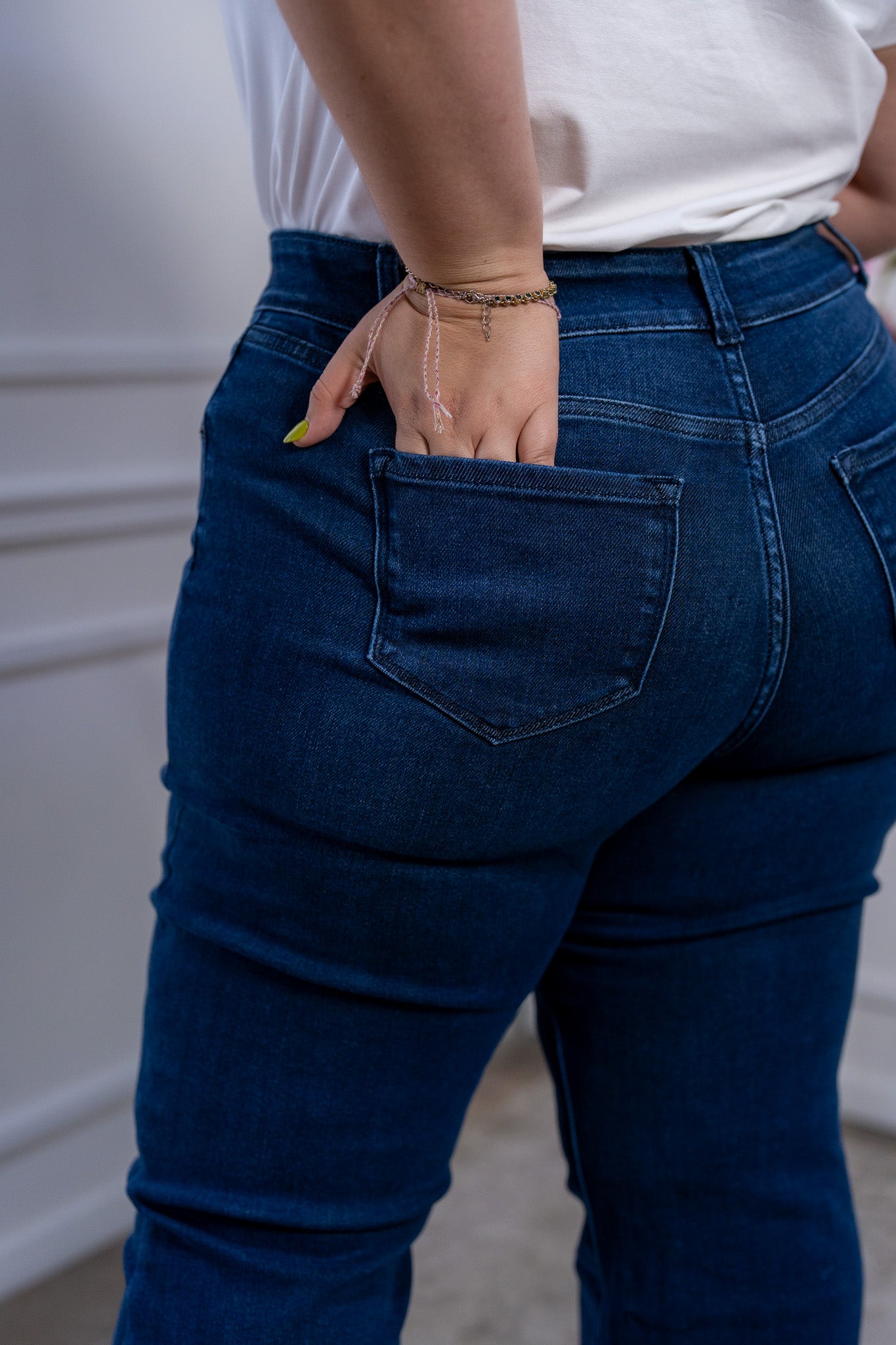 Jeans campana Curvy Azul Oscuro con Tiro Alto y Doble Botón