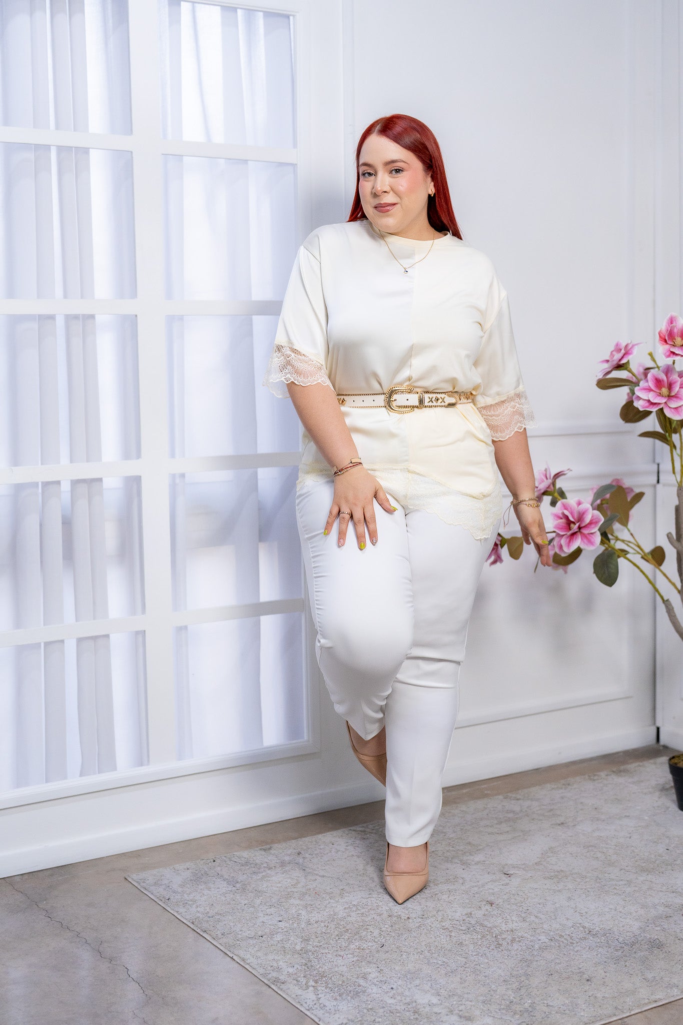Blusa Curvy Marfil Encaje en Mangas y Ruedo Romántica