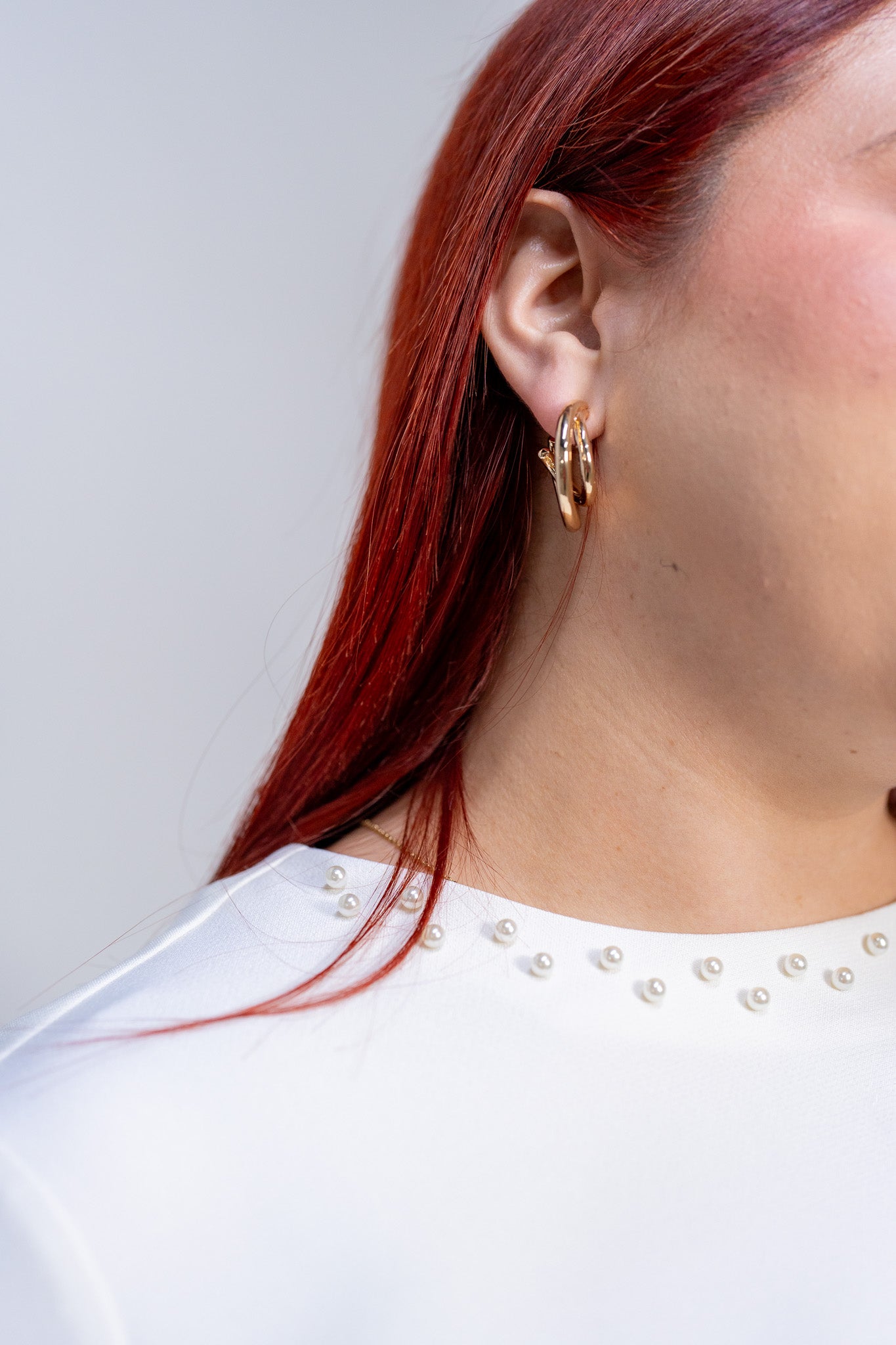 Blusa Curvy Marfil con Perlas en Cuello y Mangas | Elegancia Detallada