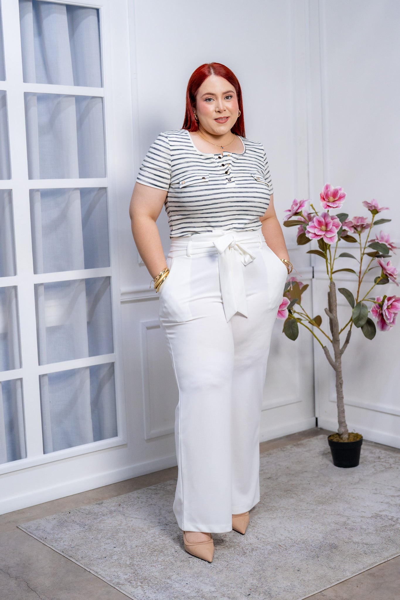 Blusa Curvy de Rayas Grises con Cuello Henley y Botones