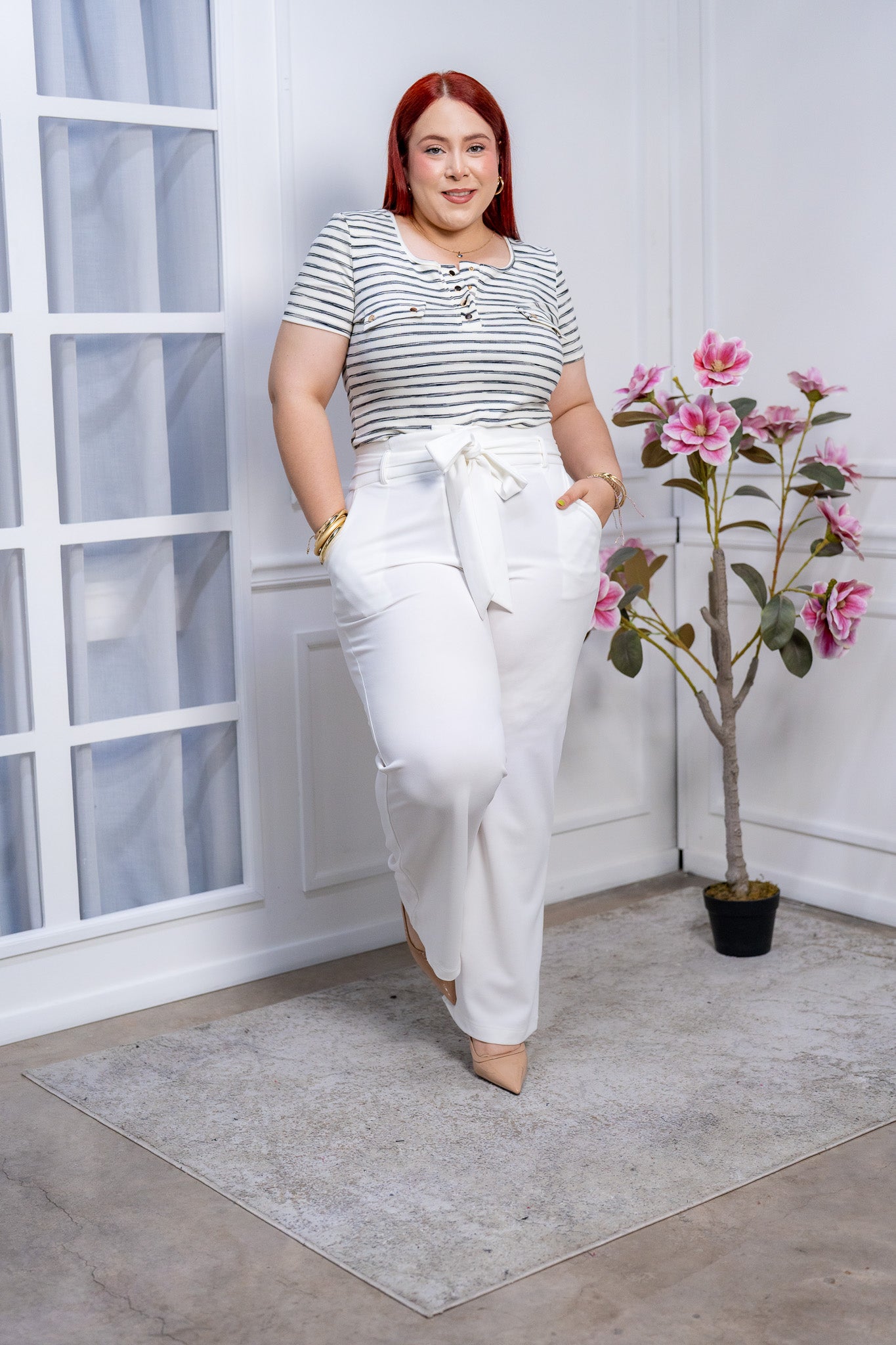Blusa Curvy de Rayas Grises con Cuello Henley y Botones