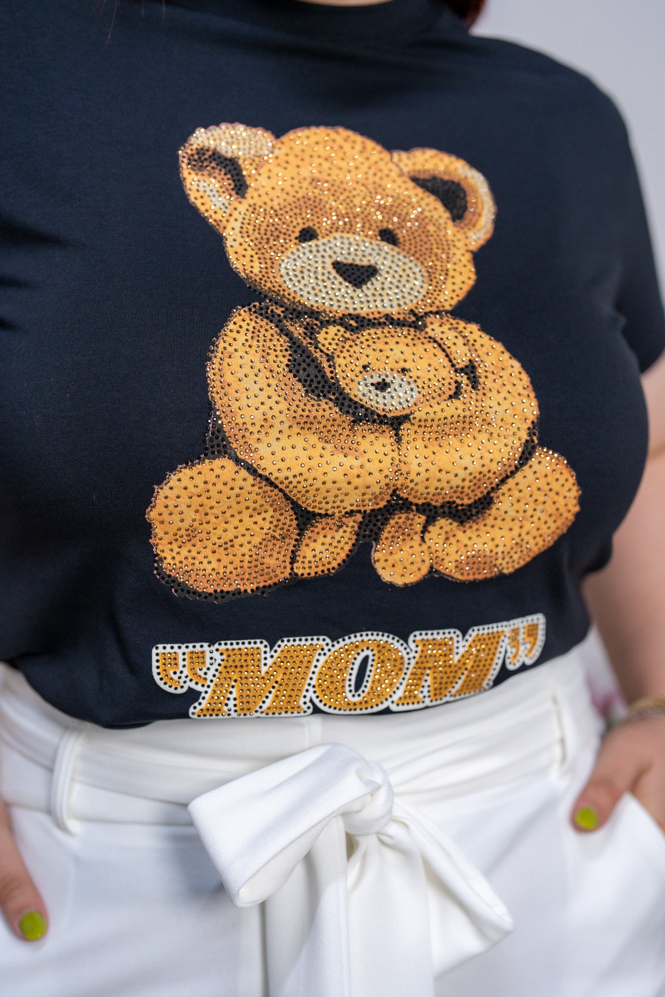 Playera Curvy Negra MOM con Osito de Pedrería y Aplicaciones