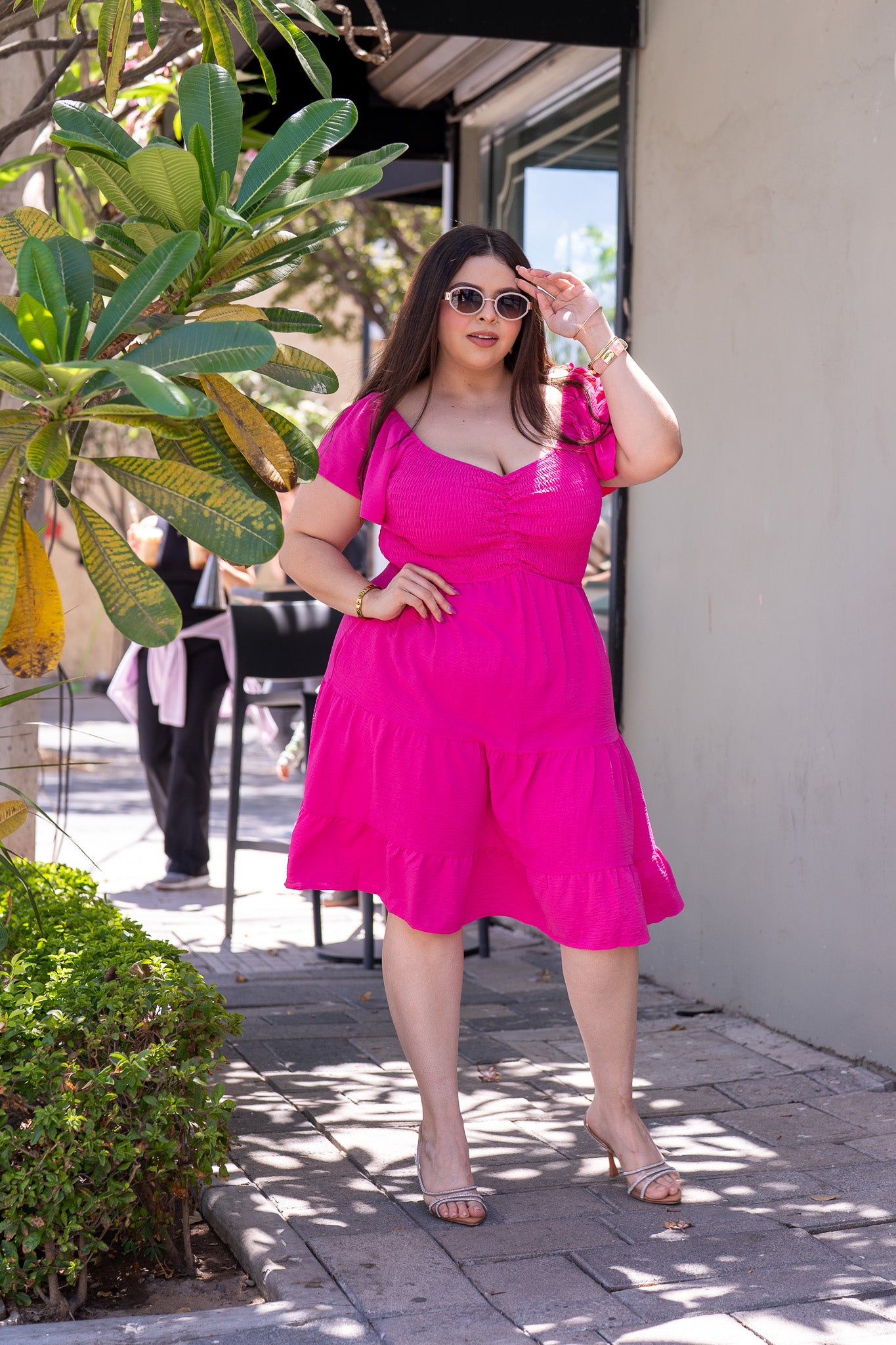 Vestido Curvy Fucsia con Holán Movimiento Statement Vibrante