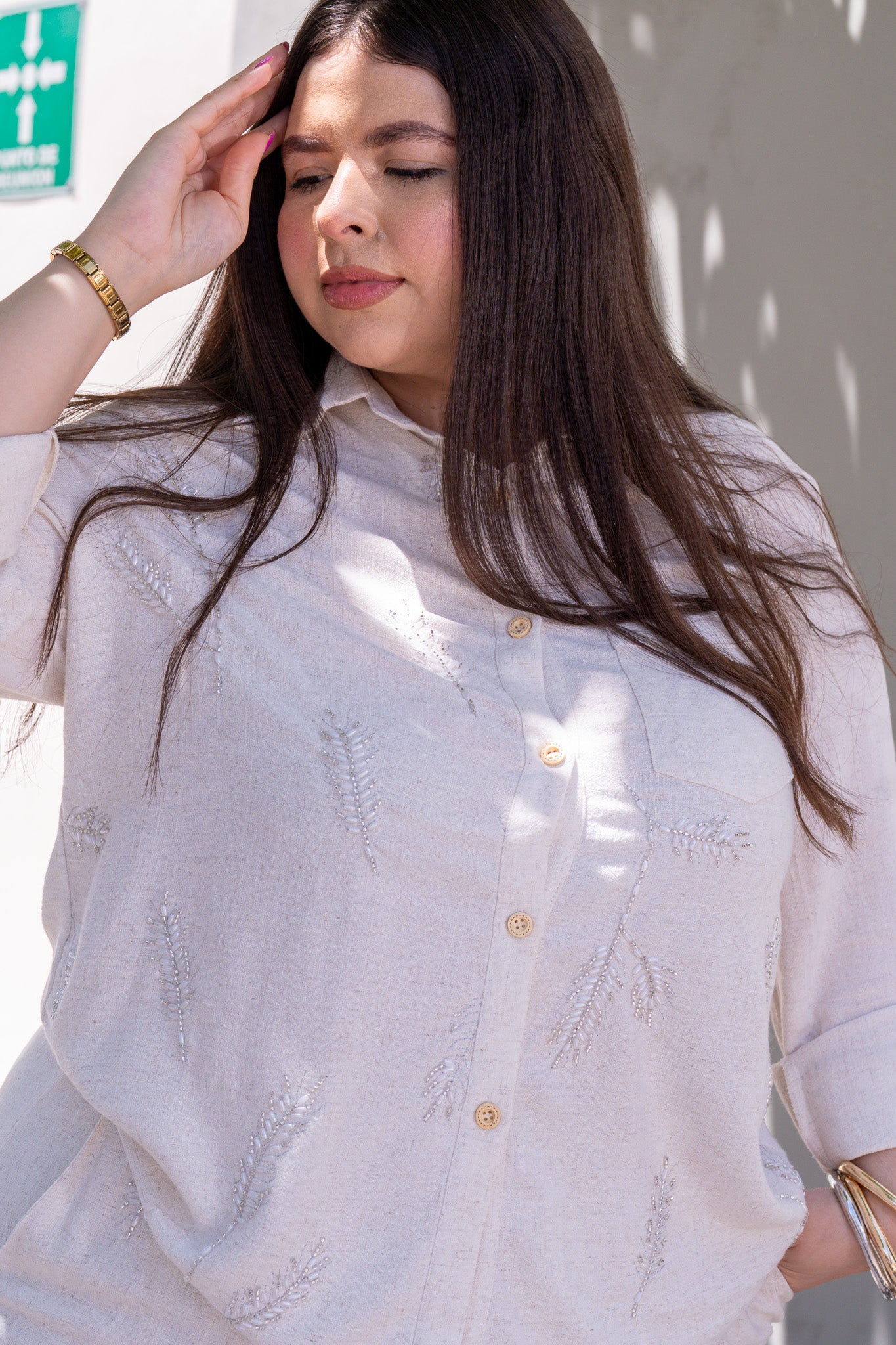 Conjunto Curvy Blanco de Camisa y Pantalón con Bordado Floral y Pedrería