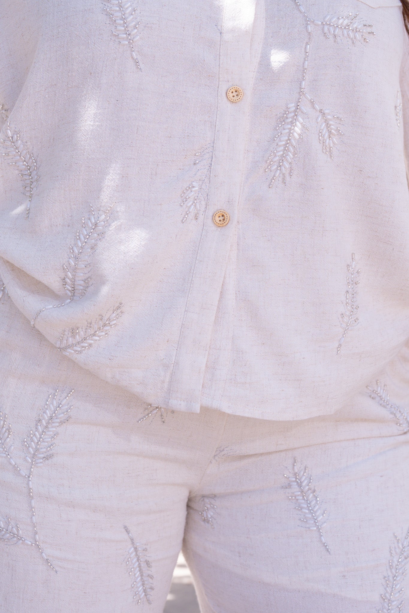 Conjunto Curvy Blanco de Camisa y Pantalón con Bordado Floral y Pedrería