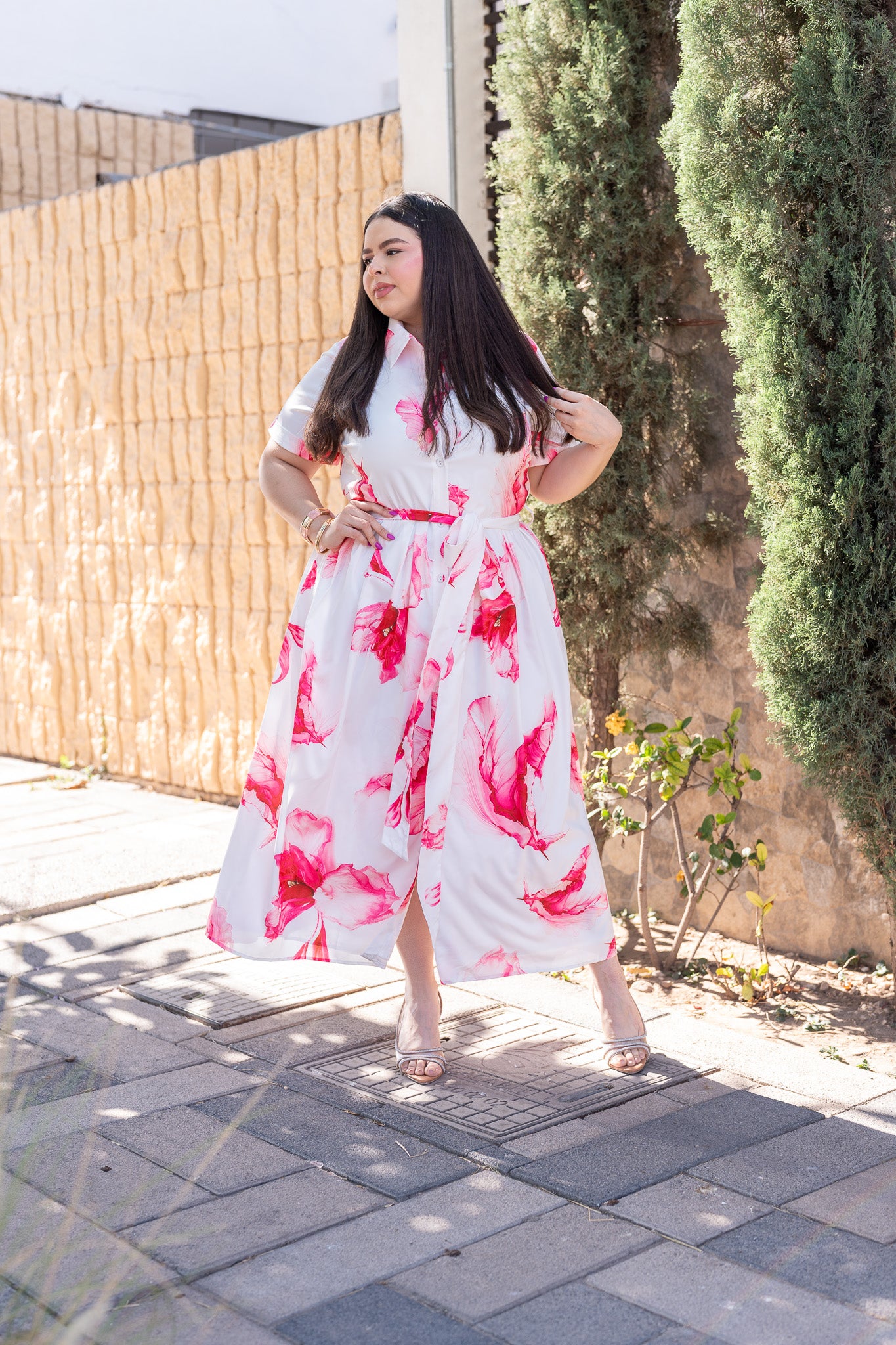Vestido Curvy Camisero Blanco con Estampado Floral Fucsia