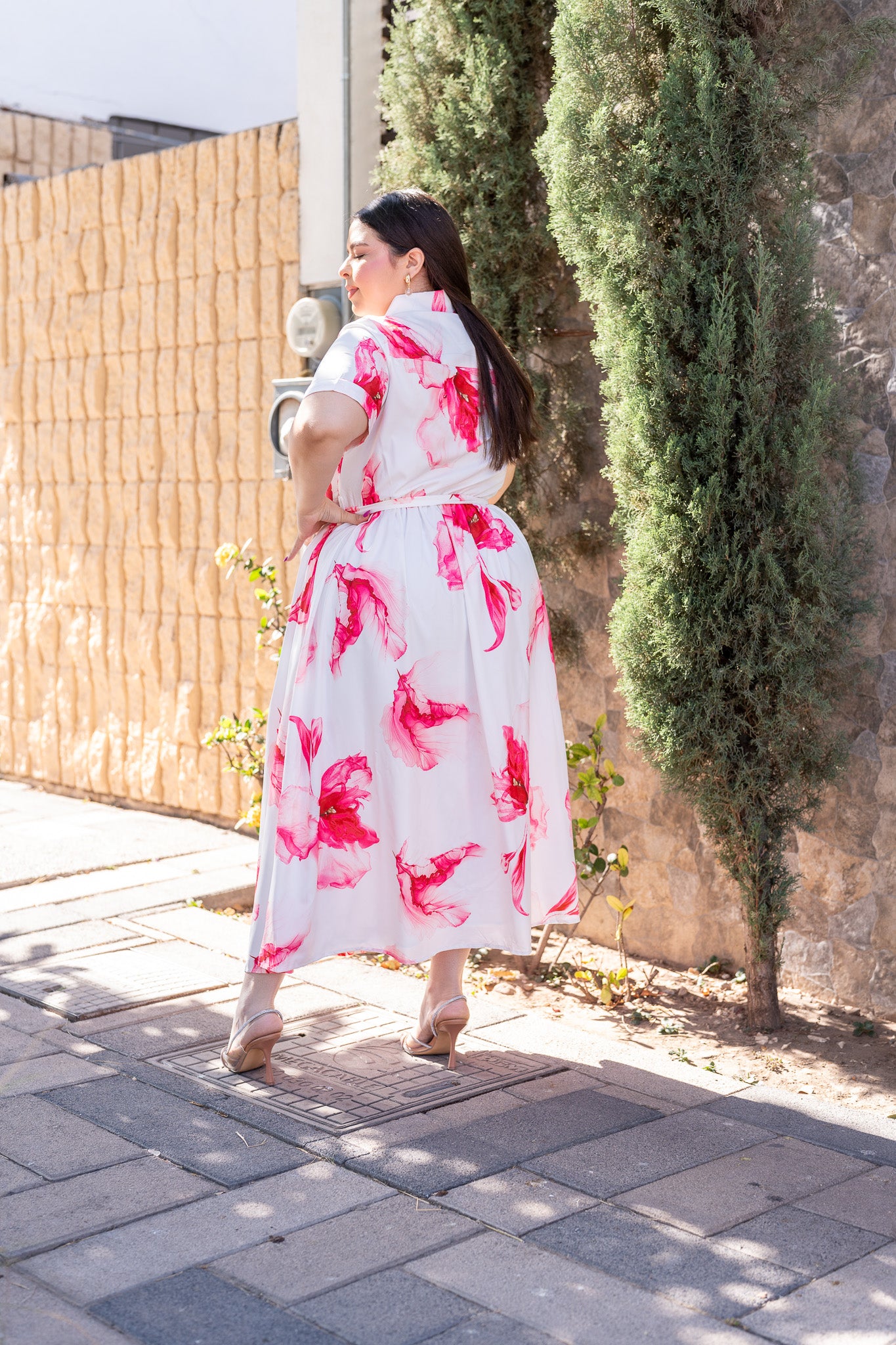Vestido Curvy Camisero Blanco con Estampado Floral Fucsia