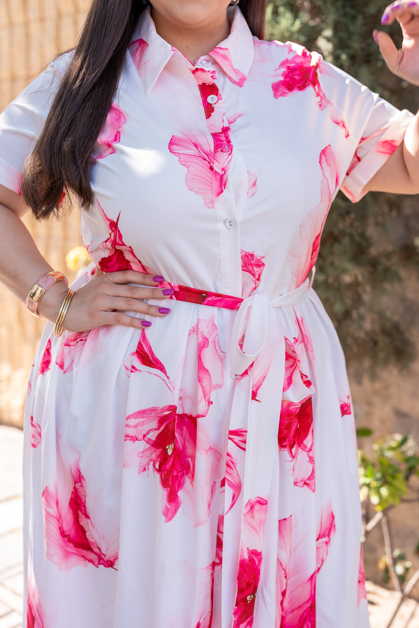 Vestido Curvy Camisero Blanco con Estampado Floral Fucsia