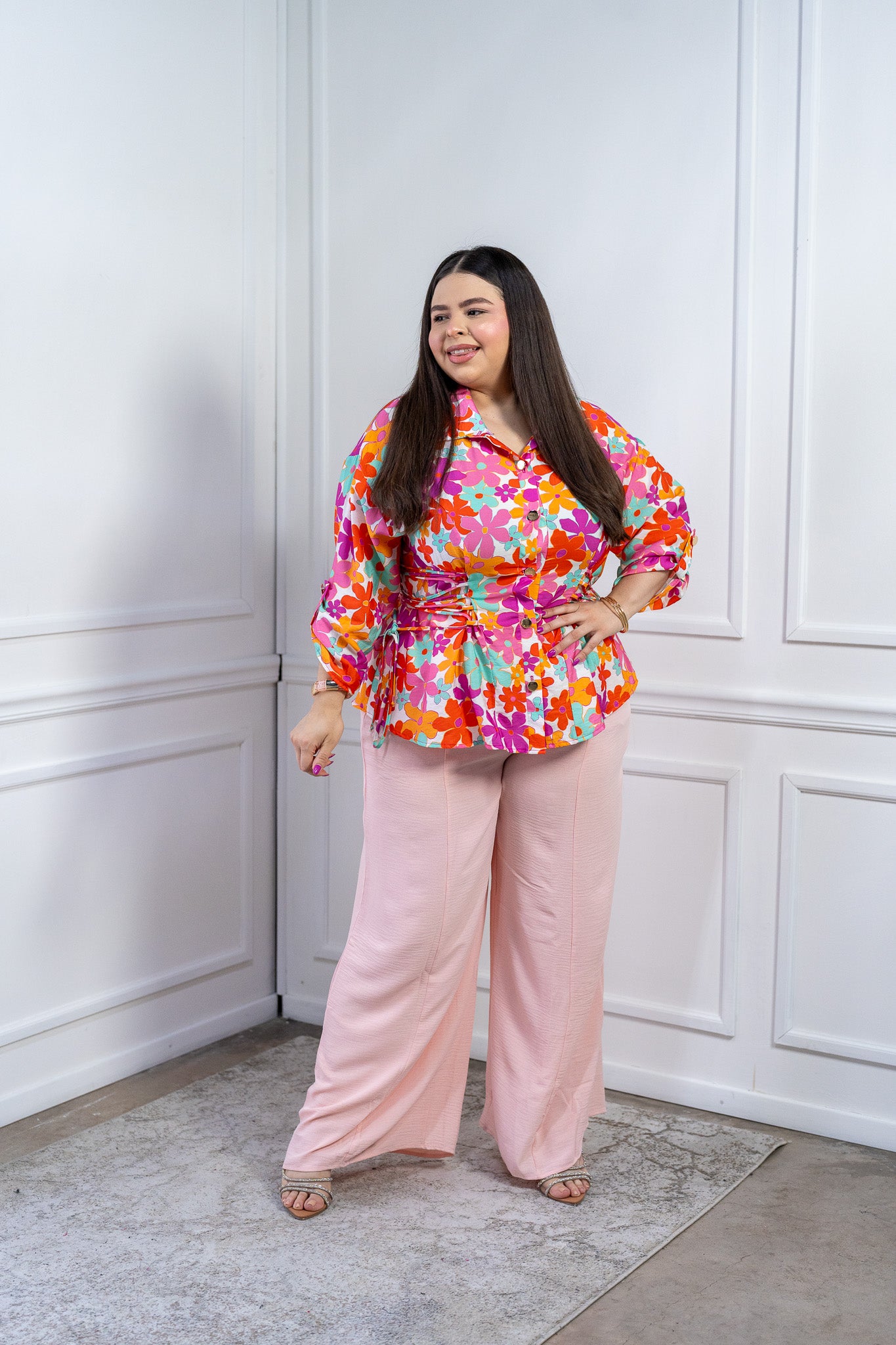 Blusa Curvy Floral Vibrante con Ajuste Lateral Tipo Corset