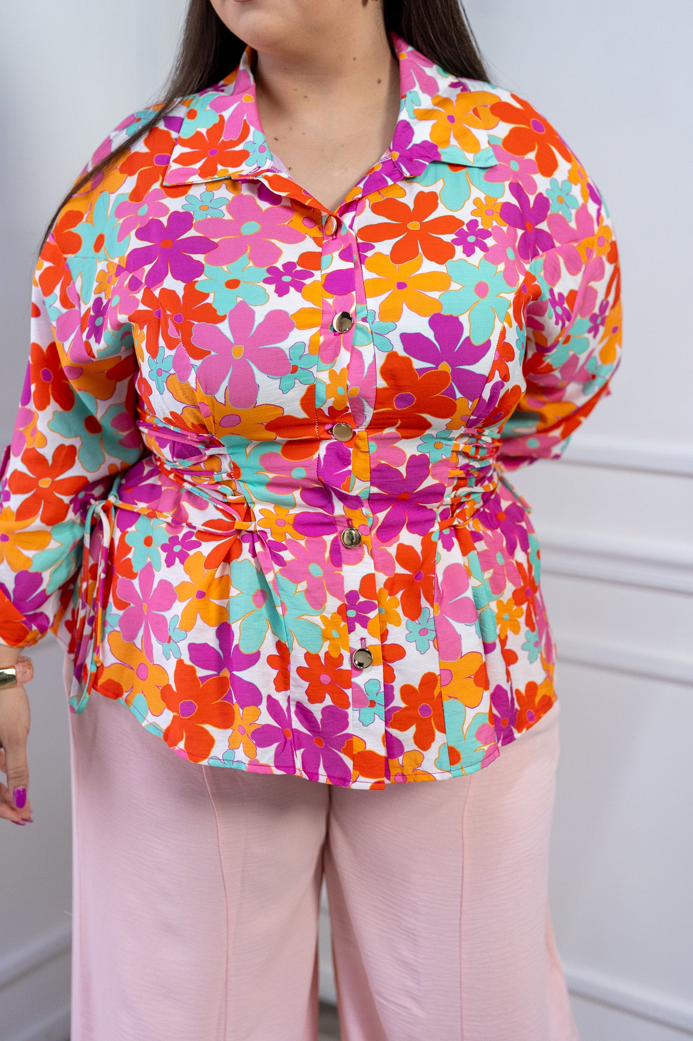 Blusa Curvy Floral Vibrante con Ajuste Lateral Tipo Corset