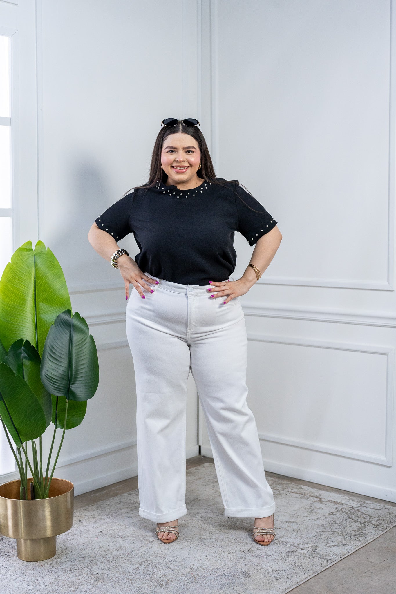 Blusa Curvy Negra de Algodón con Aplicación de Perlas en Cuello y Mangas