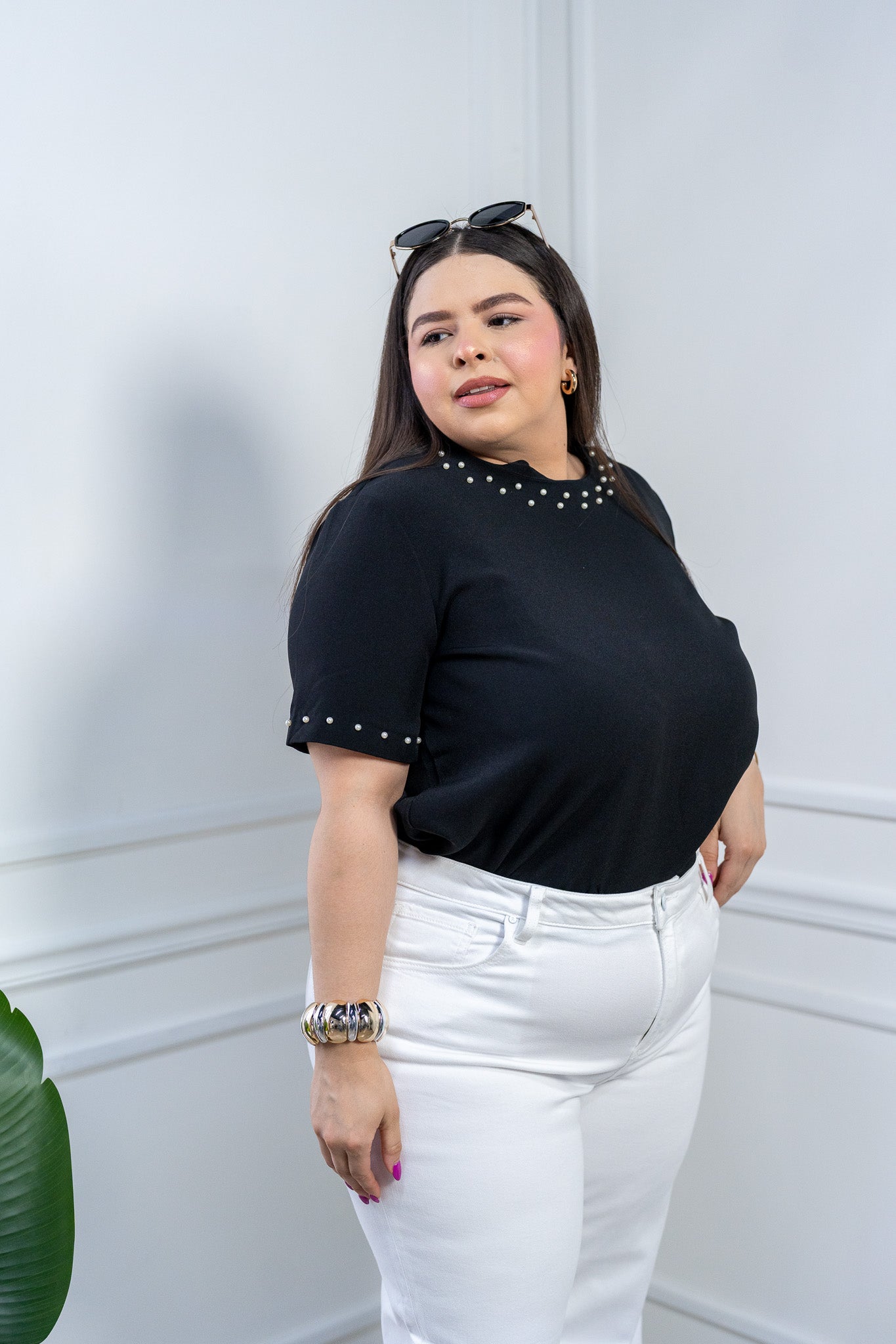 Blusa Curvy Negra de Algodón con Aplicación de Perlas en Cuello y Mangas