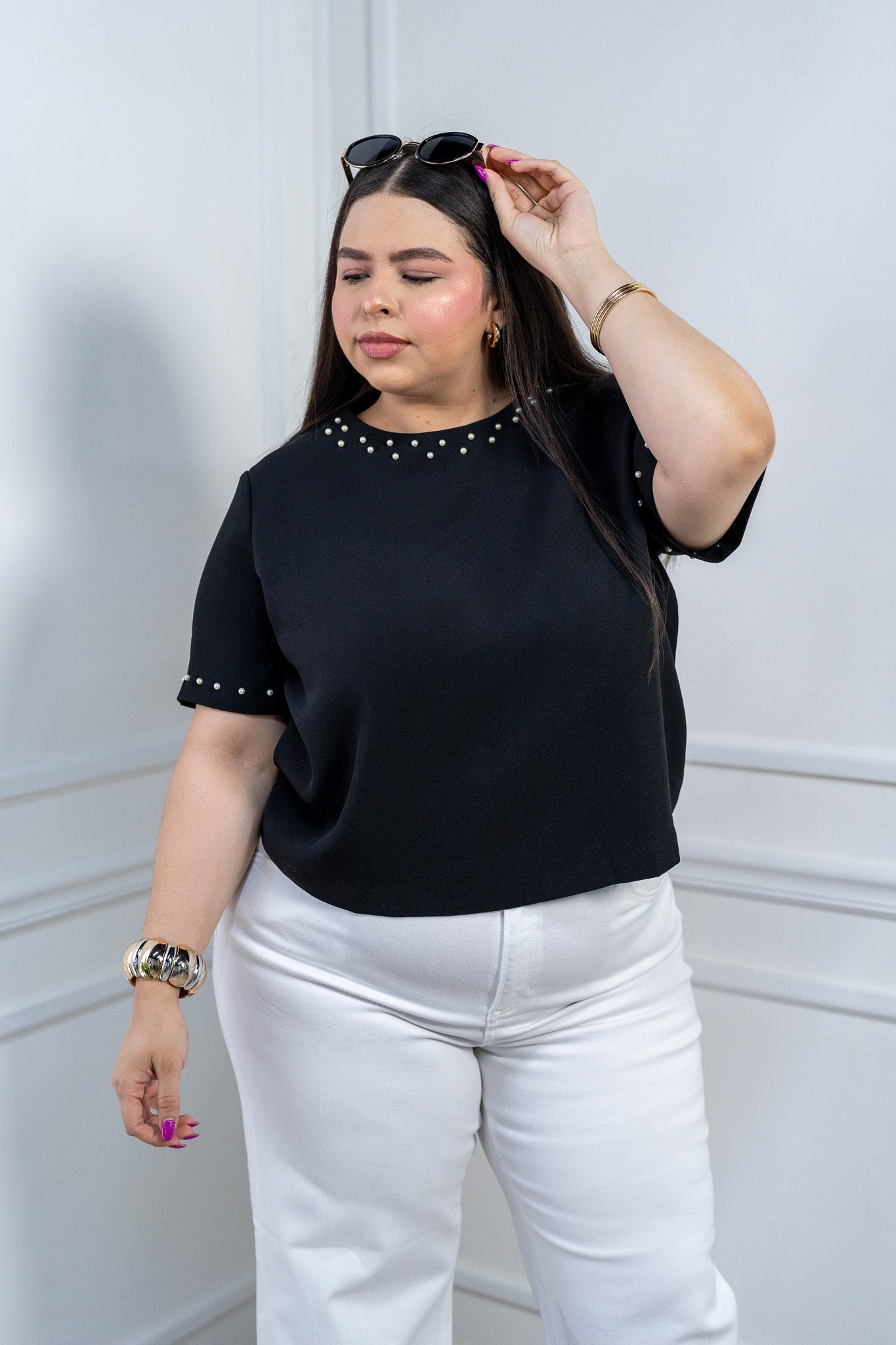 Blusa Curvy Negra de Algodón con Aplicación de Perlas en Cuello y Mangas