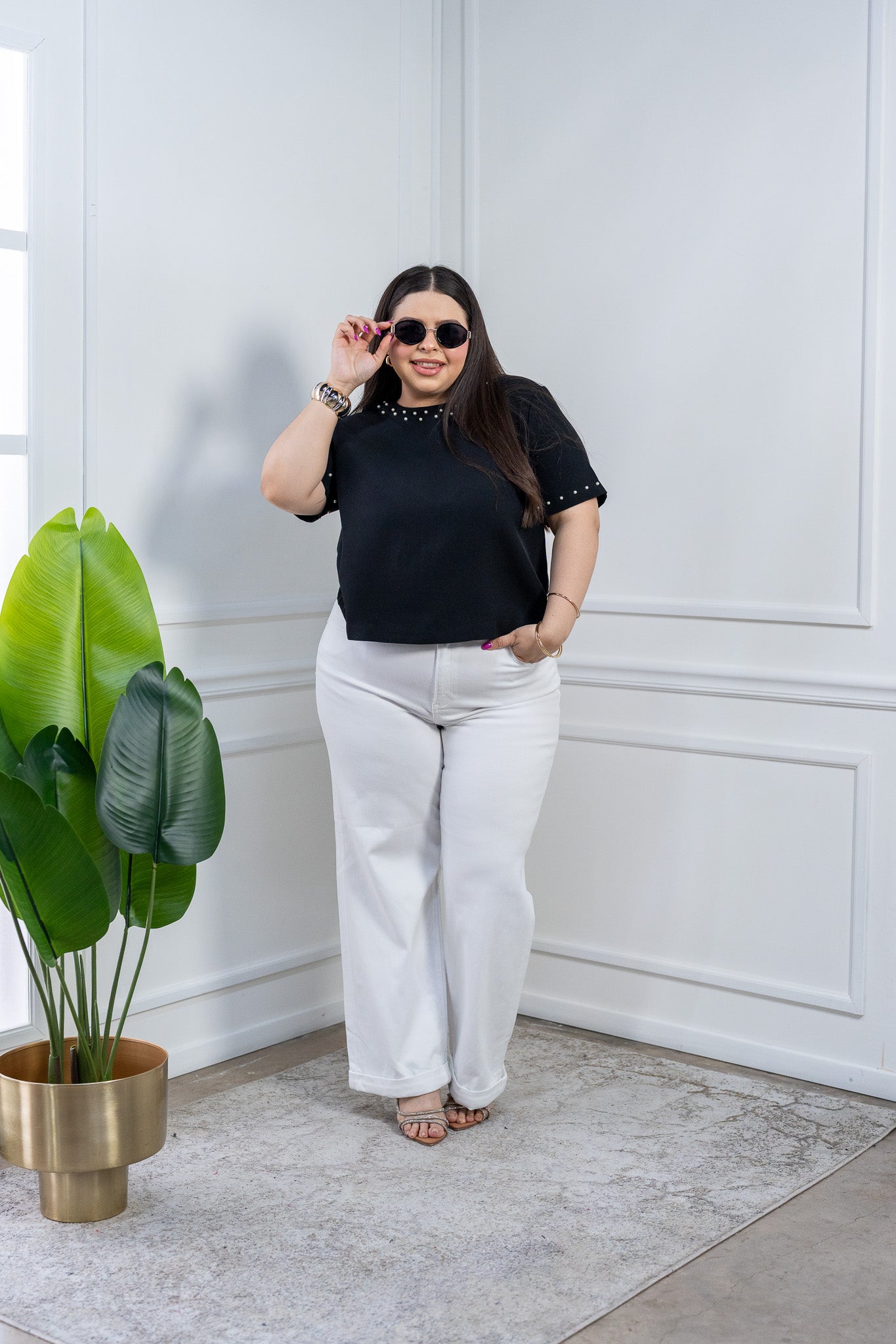 Blusa Curvy Negra de Algodón con Aplicación de Perlas en Cuello y Mangas