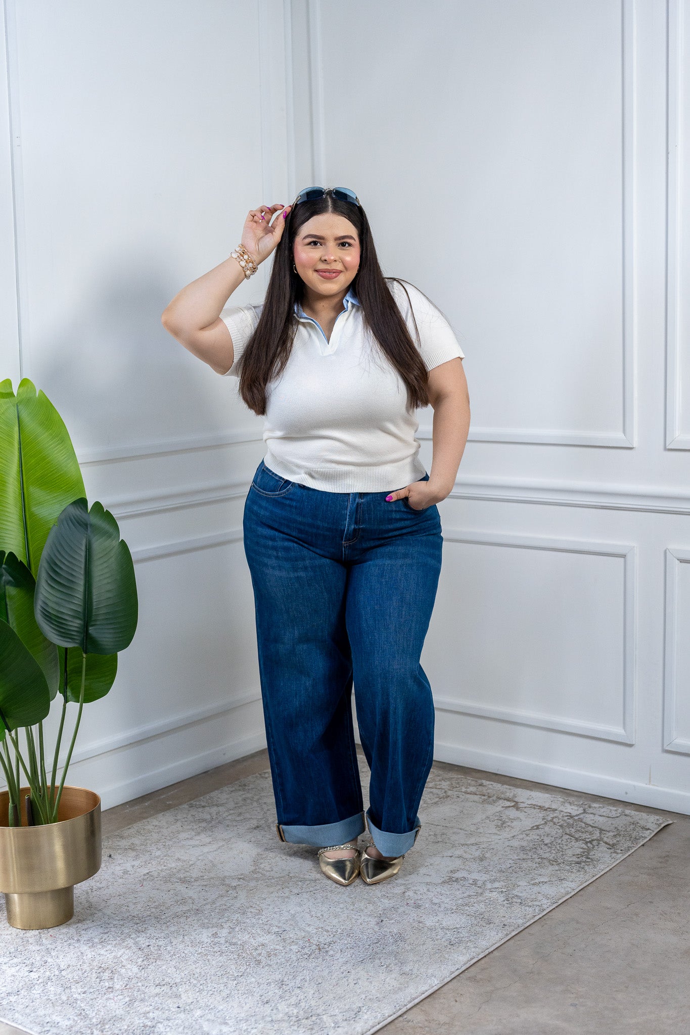 Blusa Curvy Canalada Blanca con Cuello Polo Azul