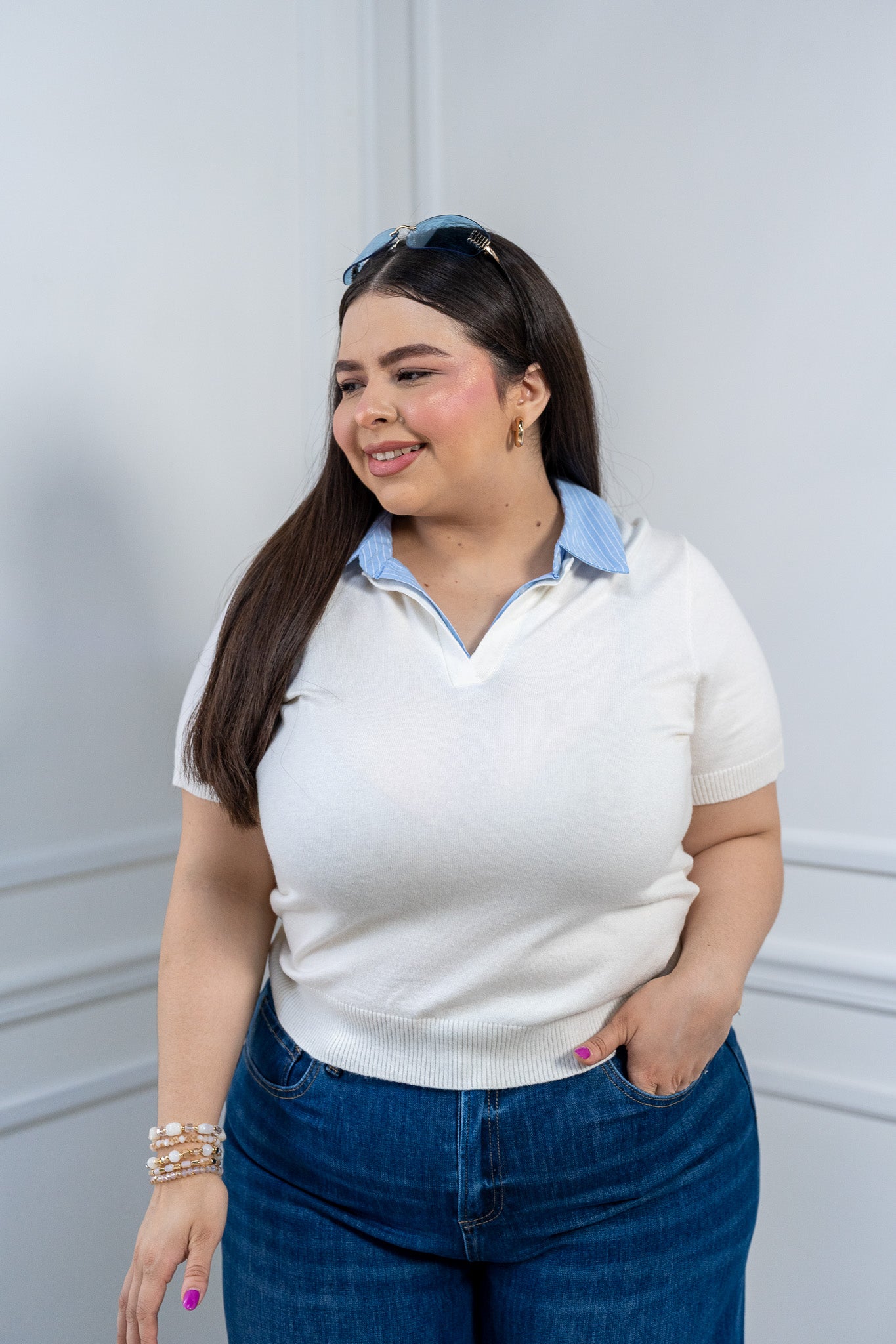 Blusa Curvy Canalada Blanca con Cuello Polo Azul