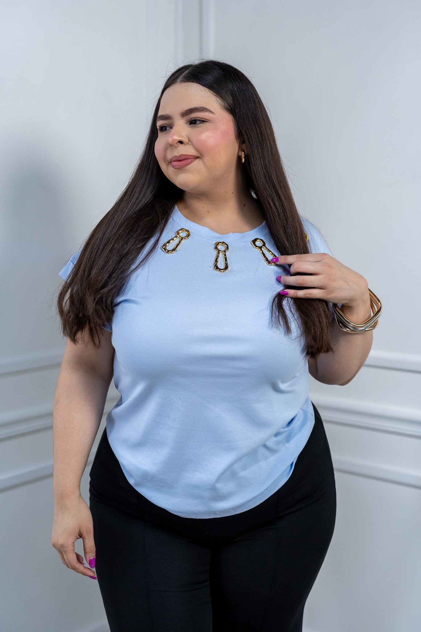 Blusa Curvy Azul Cielo de Algodón con Herrajes Dorados
