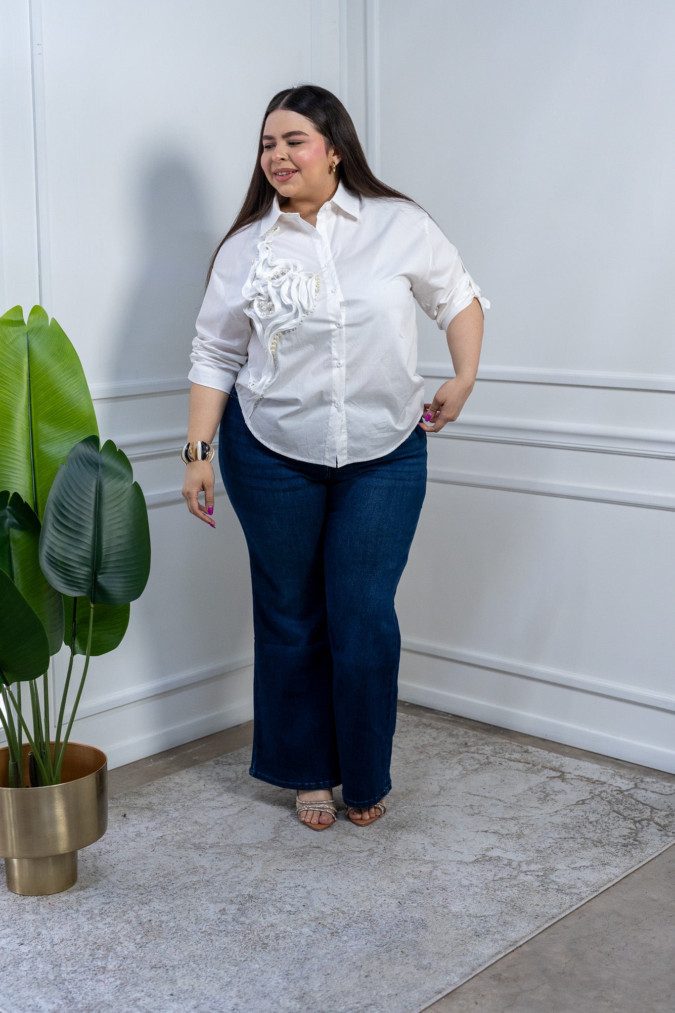 Camisa Curvy Blanca Algodón con Aplicación Floral 3D y Perlas