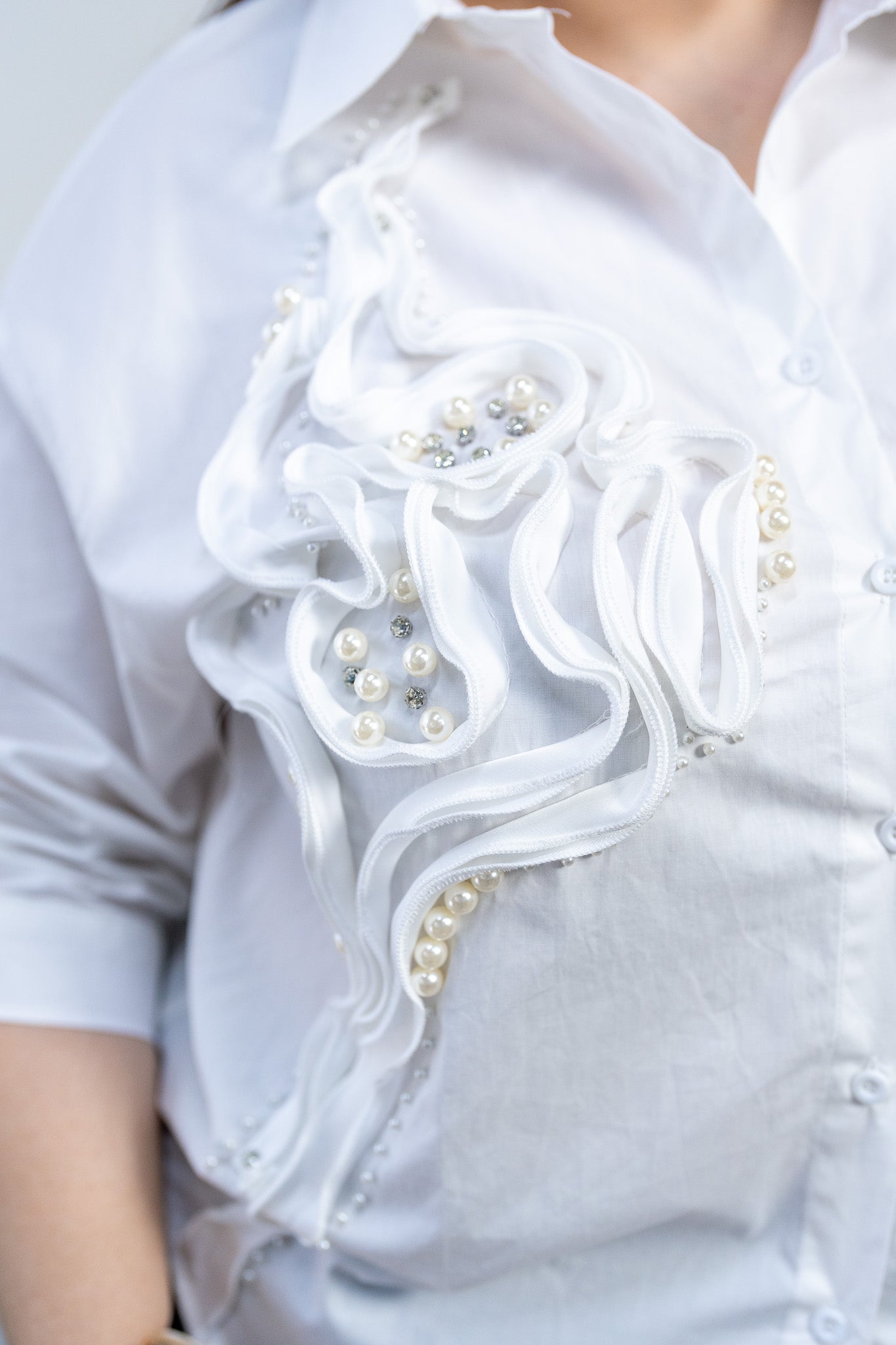 Camisa Curvy Blanca Algodón con Aplicación Floral 3D y Perlas