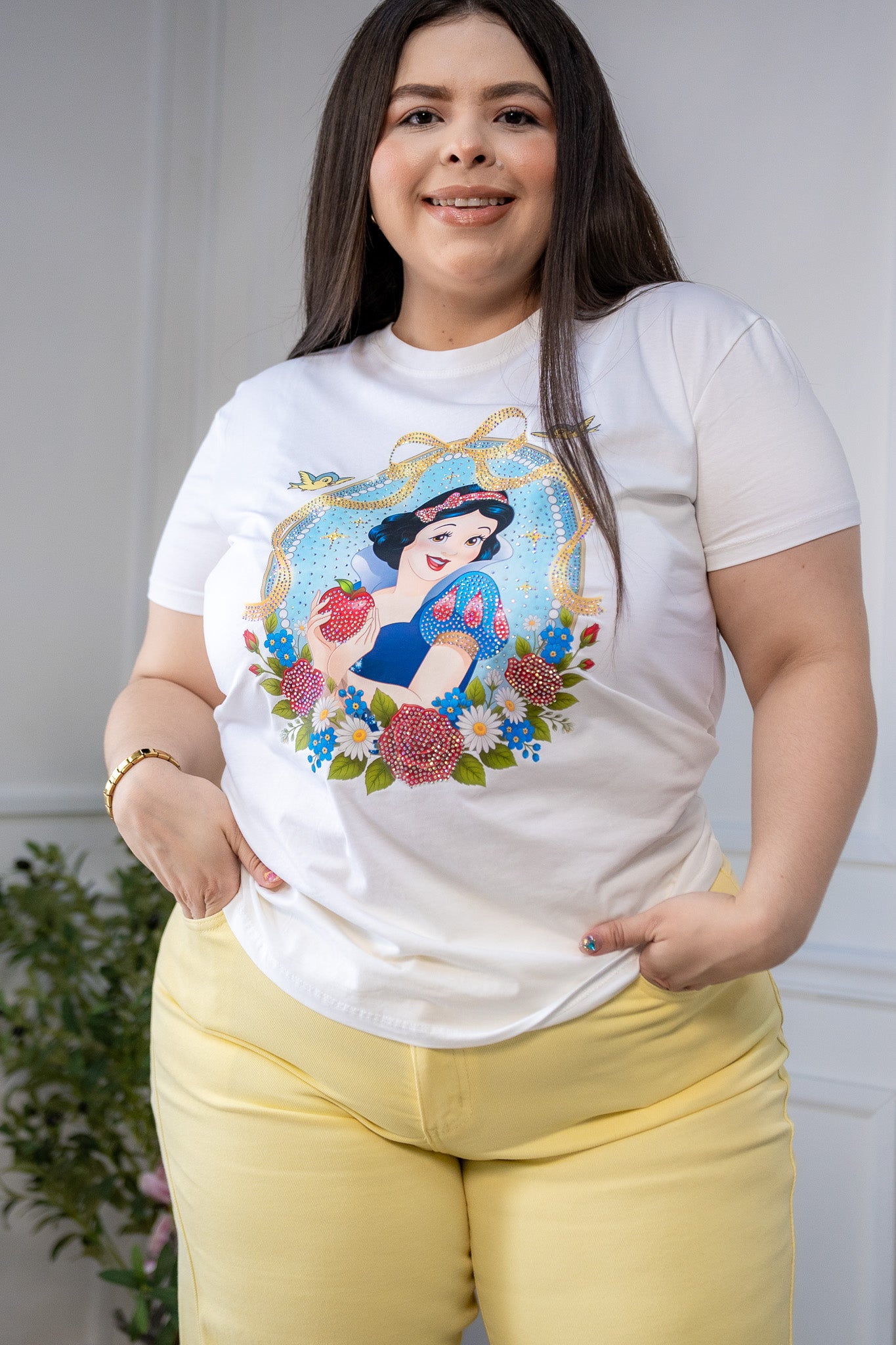 Playera Curvy Manga Corta Cuello V Blanca Nieves Print Cameo con Cristales Blanco