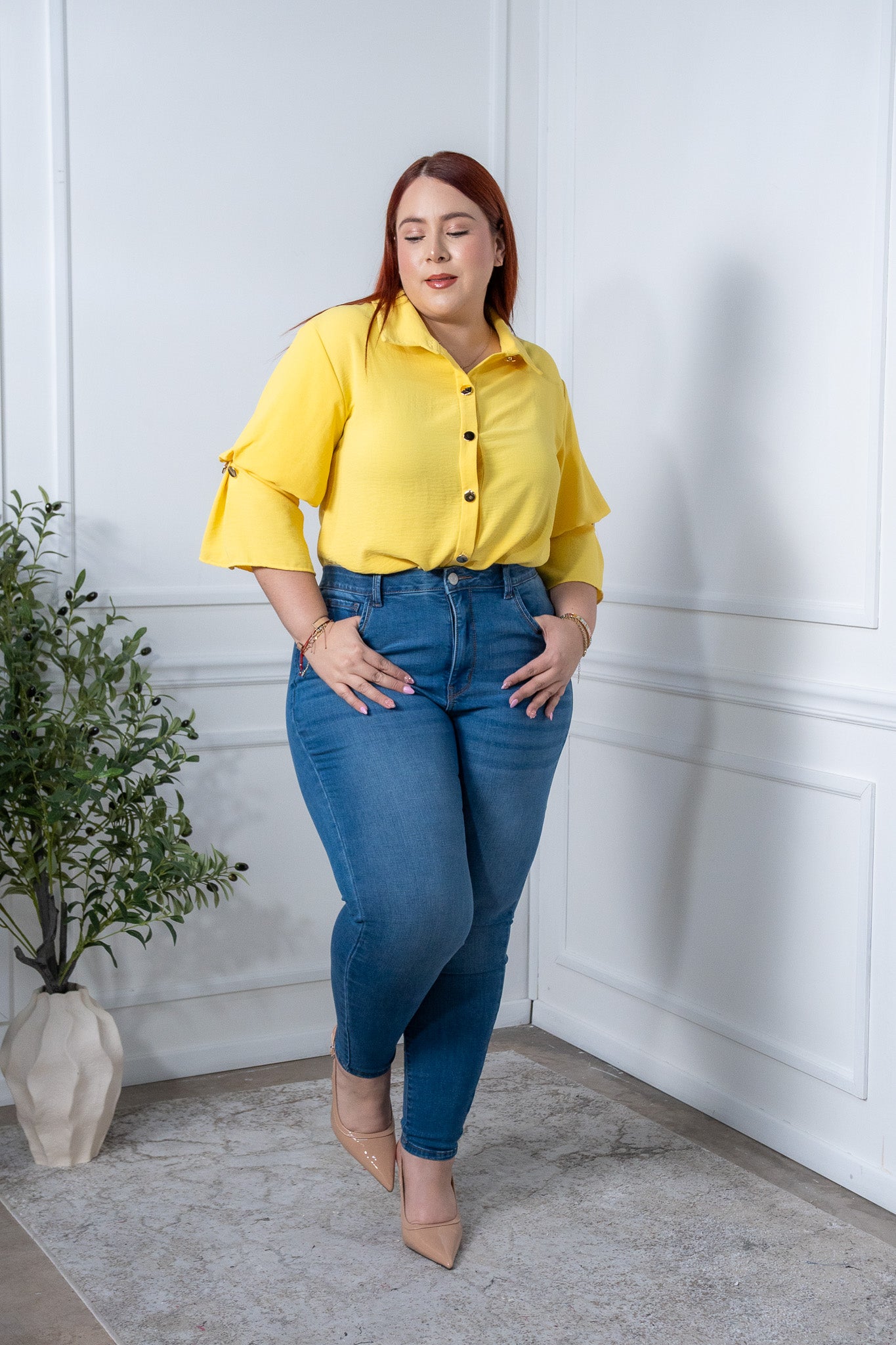 Blusa lisa detalles manga amarilla