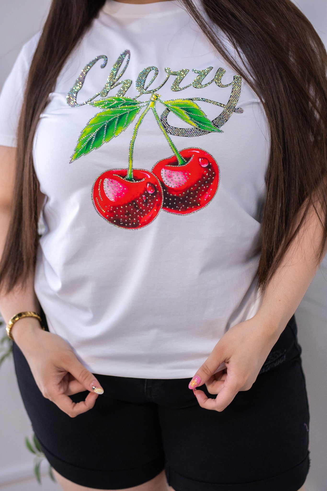 Playera Curvy Cherry con Piedras Negra Statement Casual Chic