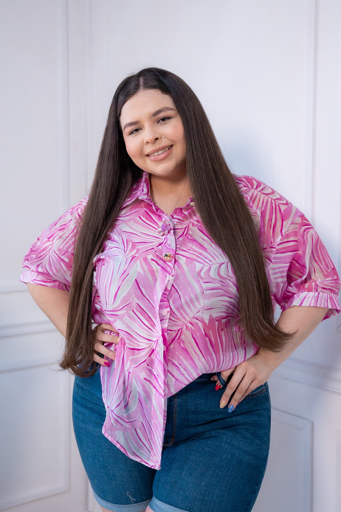 Camisa olgada de gasa estampada floral ligera y fresca.