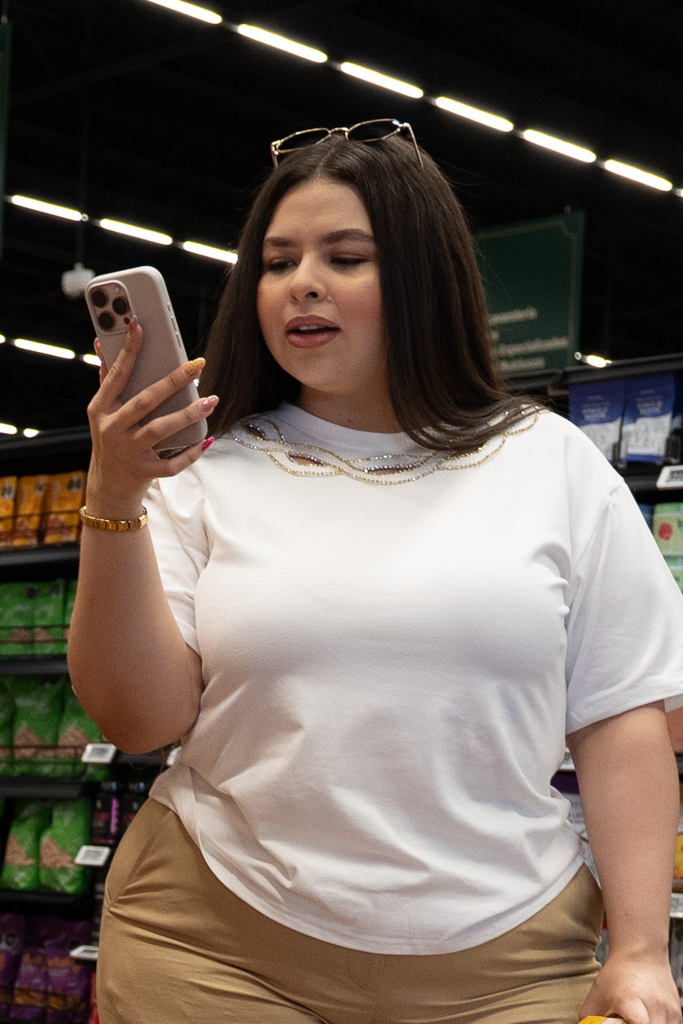 Modelo curvy usando blusa de algodón cuello redondo con aplicación de piedras, talla extra plus size